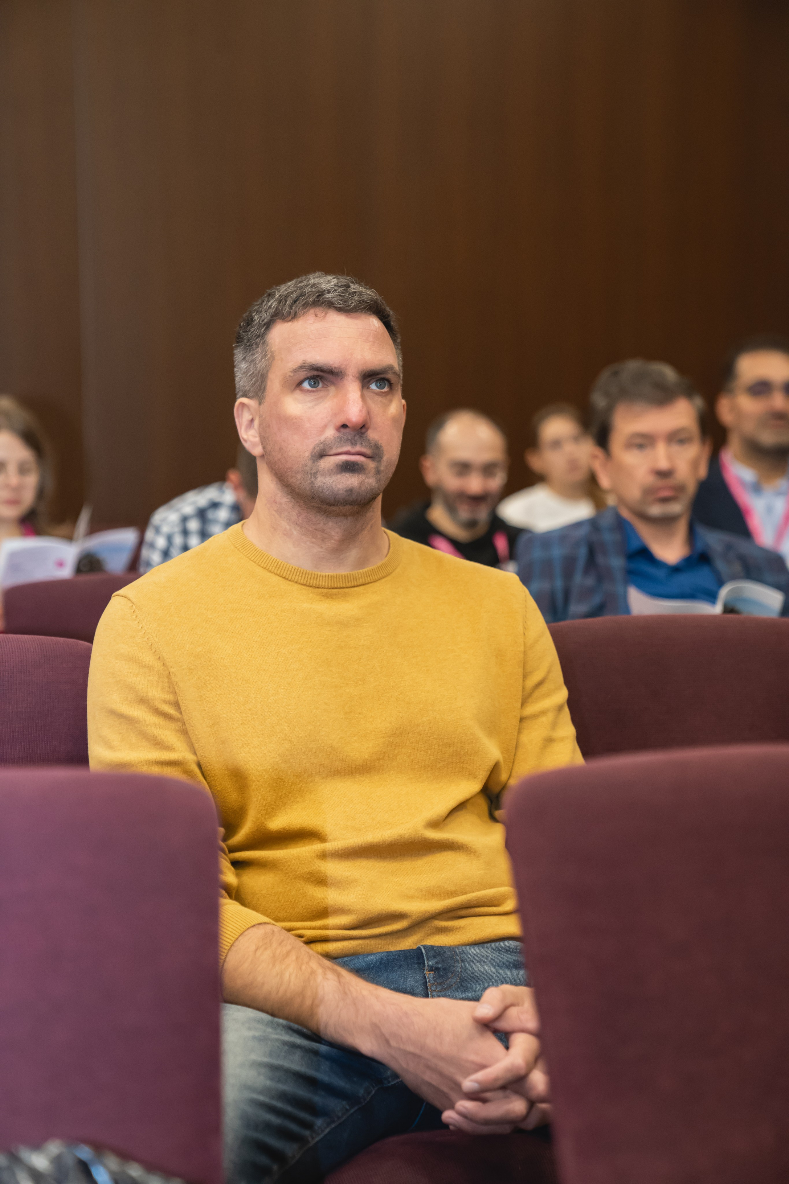 Фотосессия форумов, конференций. Занимаюсь профессиональной фотографией и живу рядом с Байкалом. Работаю в разных жанрах