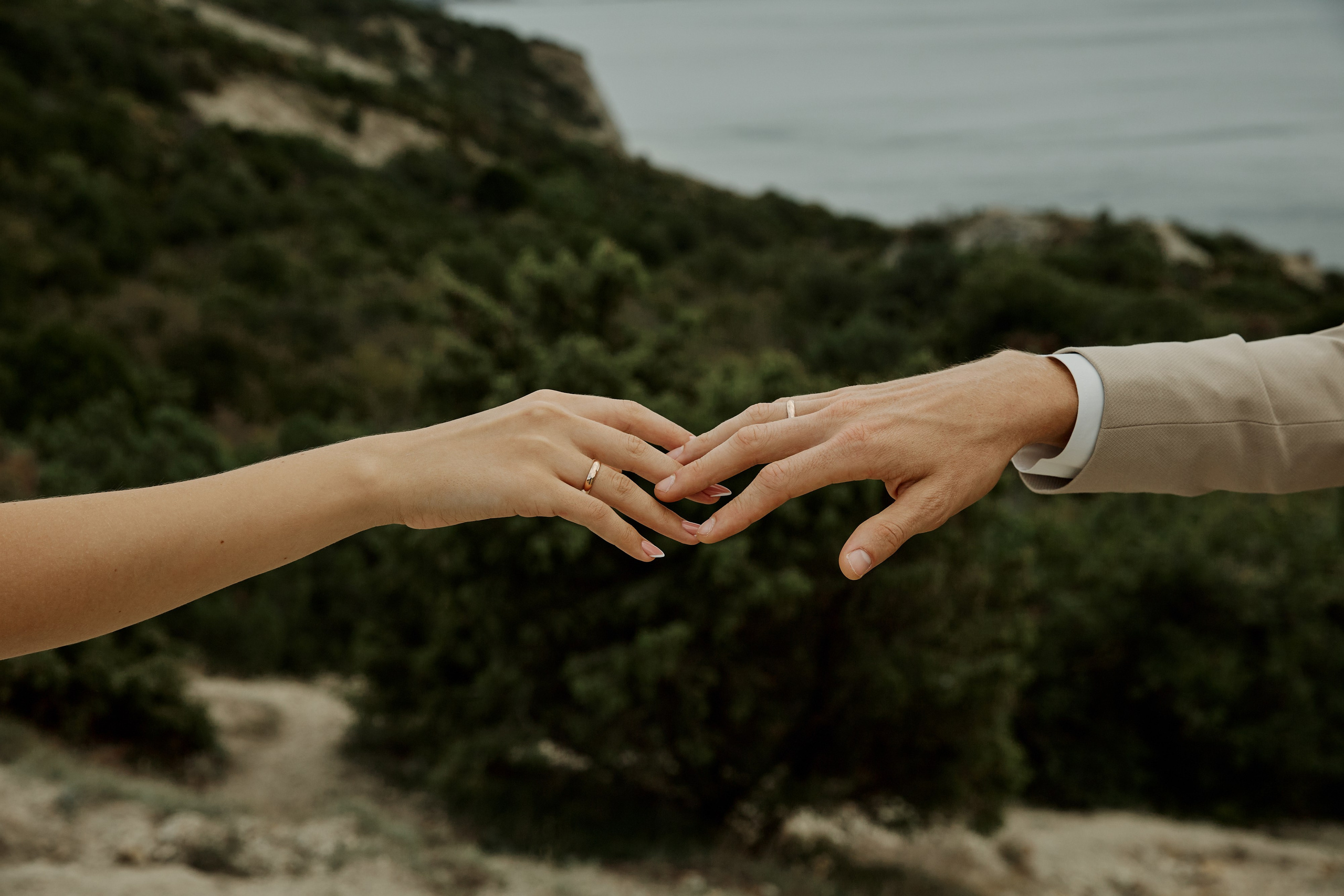 Руки жениха и невесты, свадебная фотосессия в Анапе