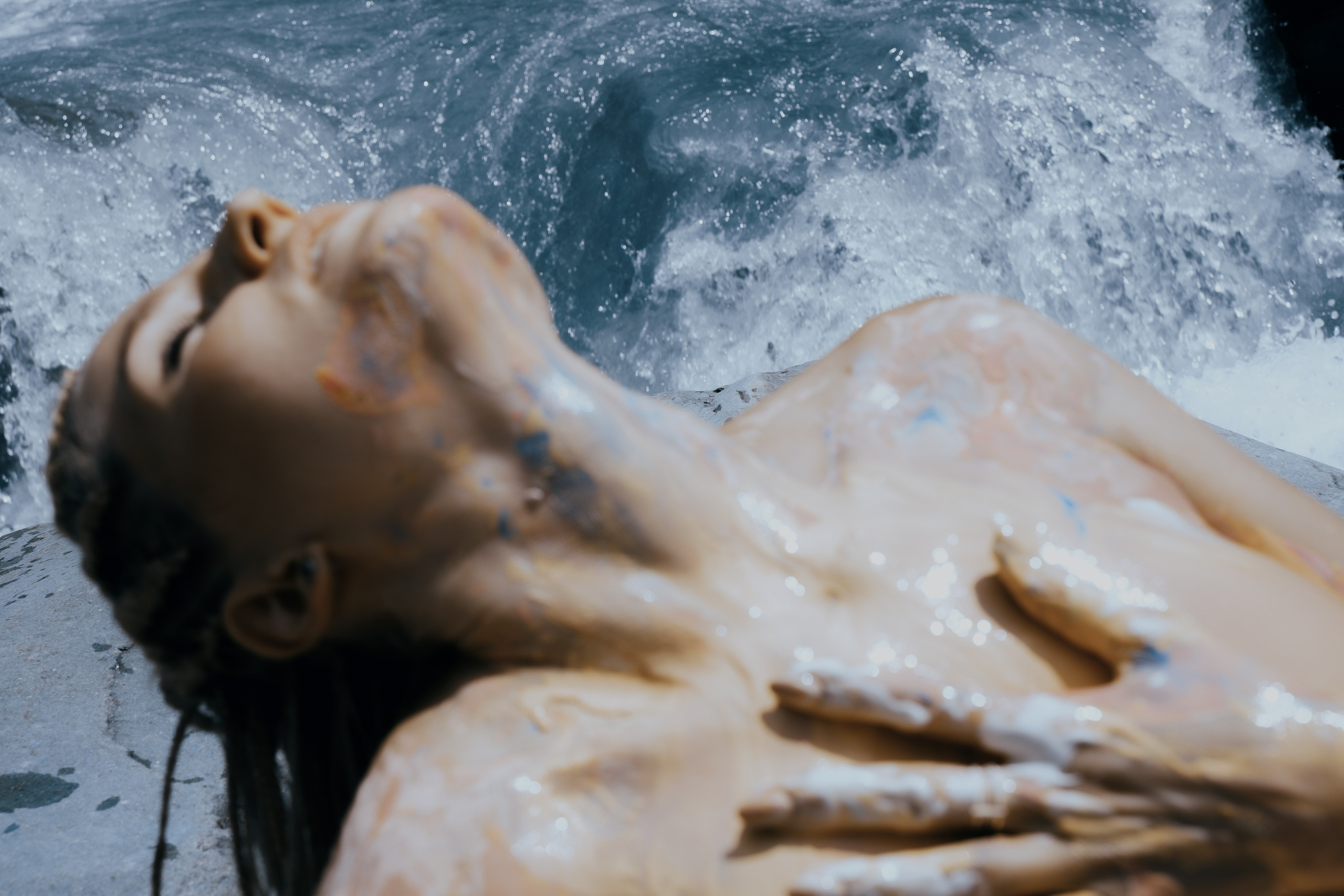 Часть кадра девушки на фоне реки с камнями 