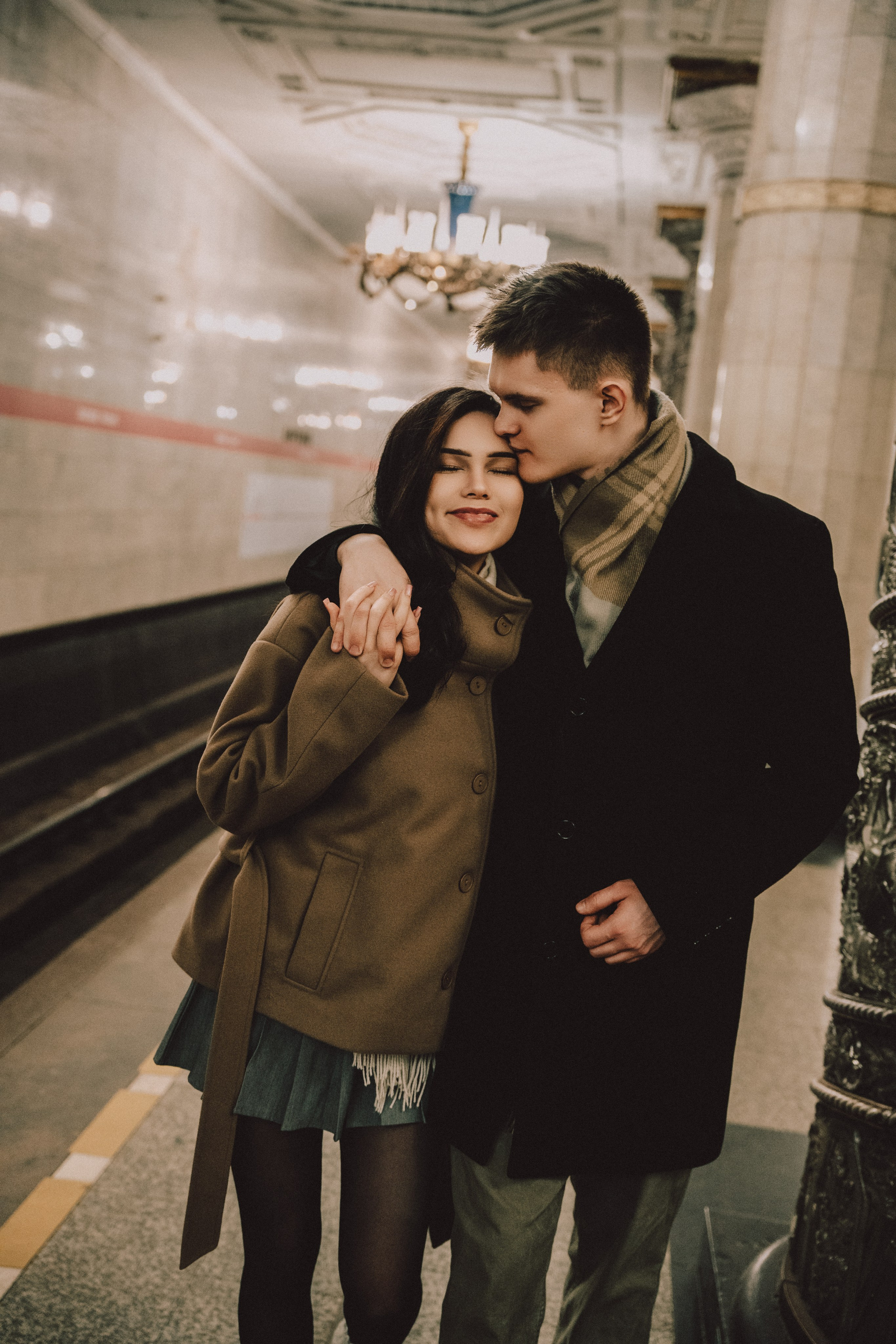 Парная фотосессия в Санкт-Петербурге. Фотосессия лавстори СПб. Федосова Елизавета - фотограф Санкт-Петербург. Свадебный фотограф СПб. Живые кадры. Фотосессия в метро. 