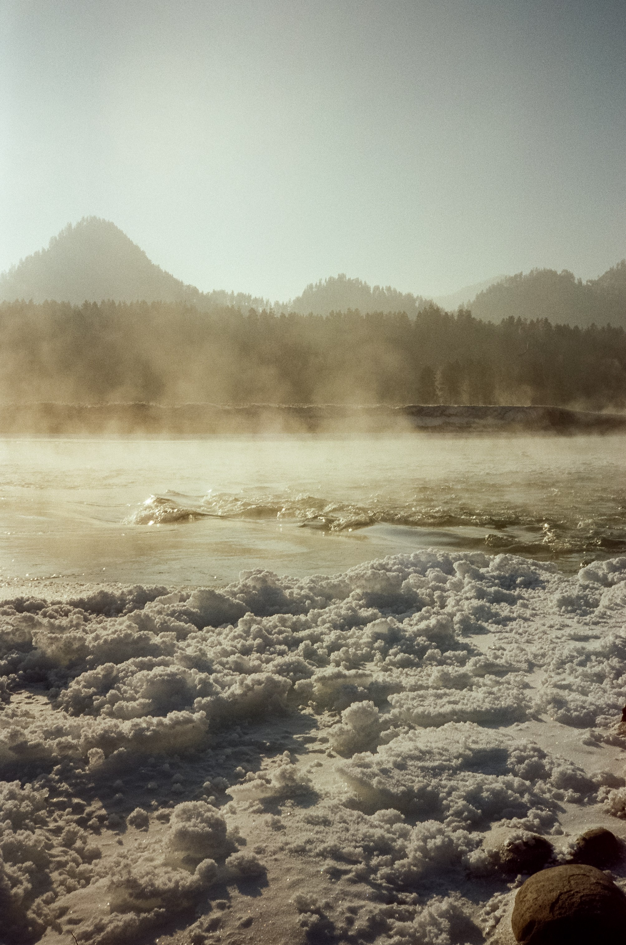 База Берель: лес, скалы, пляж, снег и лед, солнце и пар на Катуни. Фотограф-документалист Мария Осокина