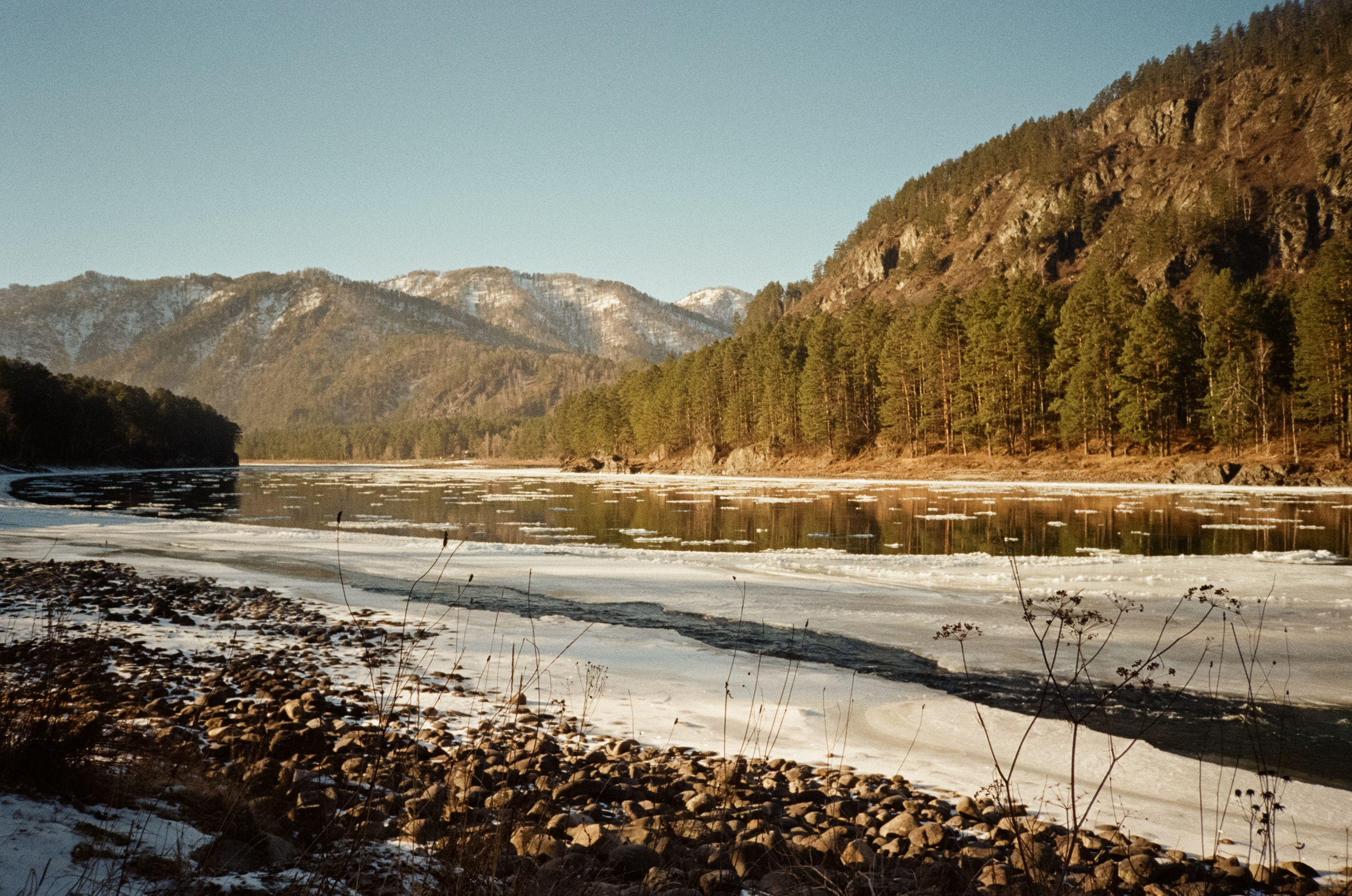 Панорама Катуни, торосы и виды с качелей на горе. Фотограф-документалист Мария Осокина