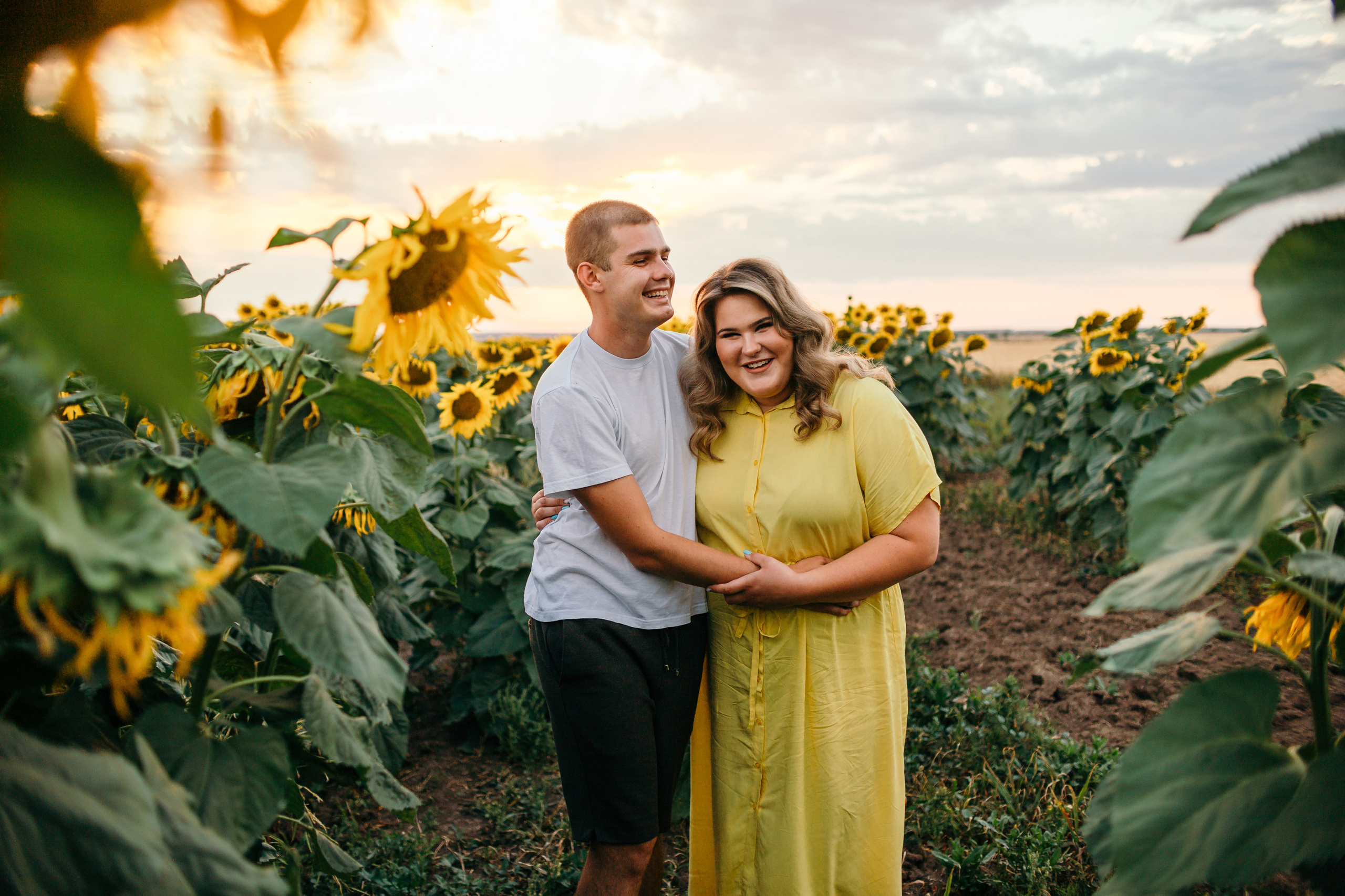 Настя и Саша в подсолнухах. Семейный фотограф в Рязани Харламова Влада