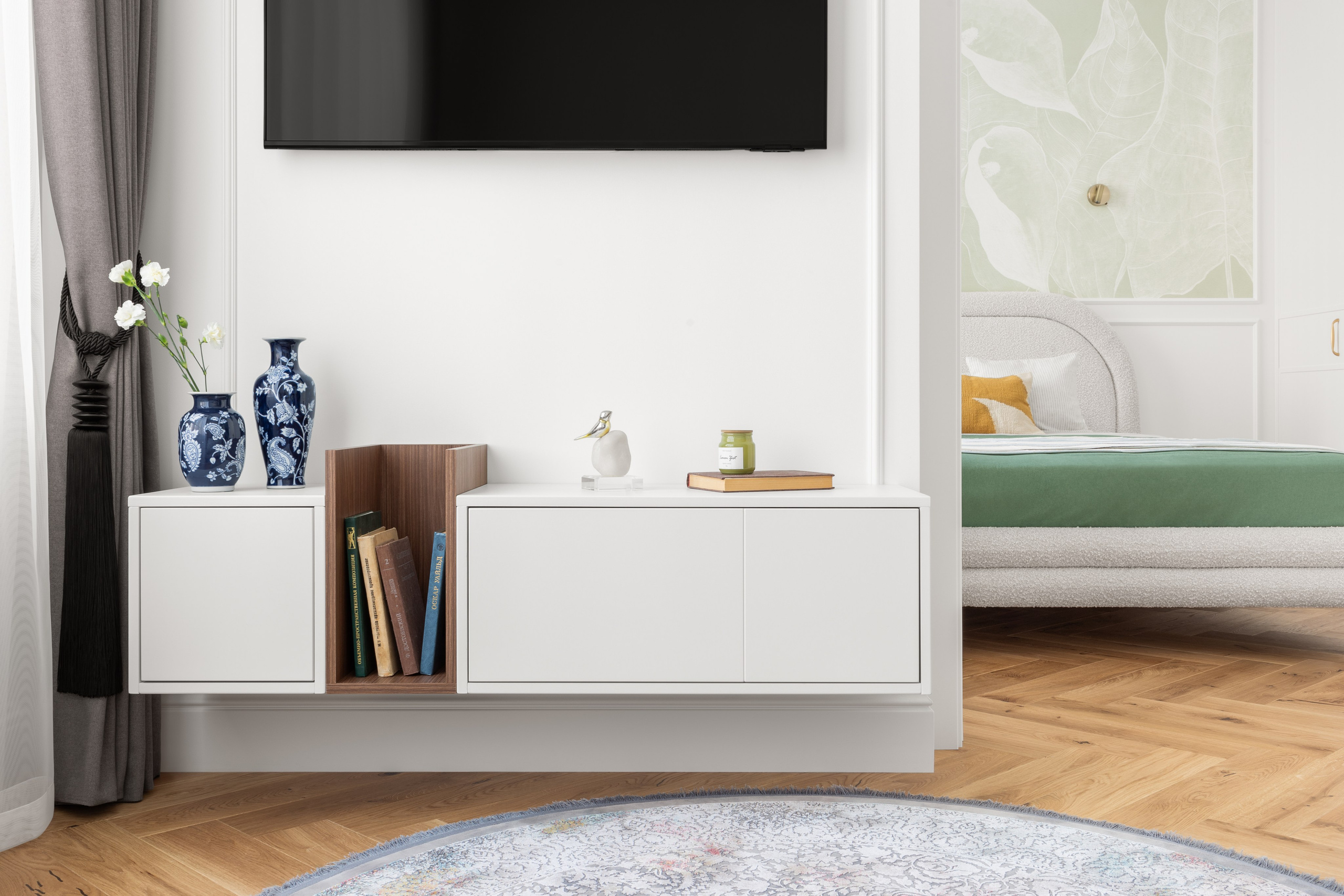 Интерьерная фотография, компактная современная квартира молодой девушки в спокойных тонах.