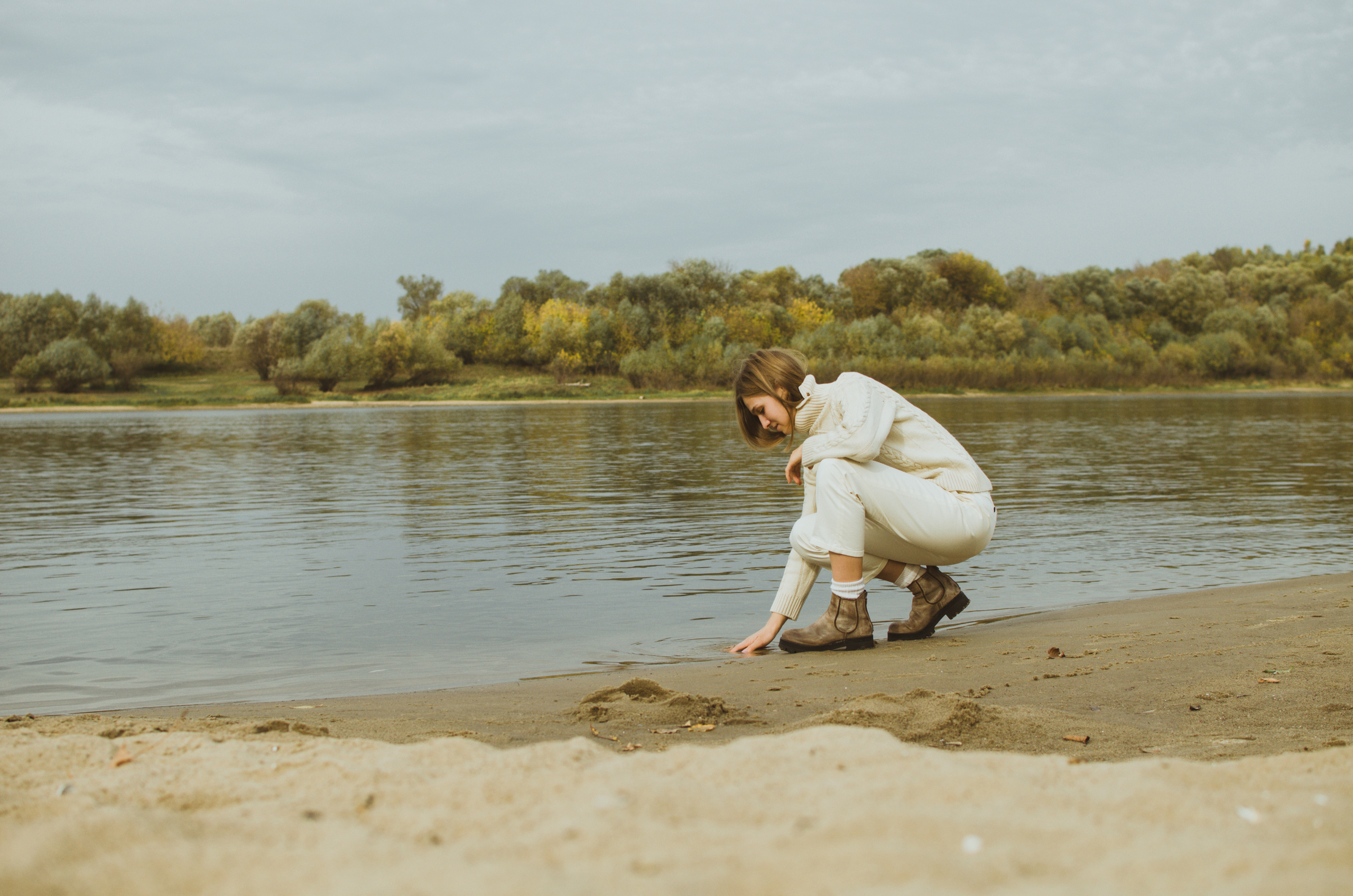 Аня на поленовском берегу. Лиза Фирстова — самый добрый фотограф