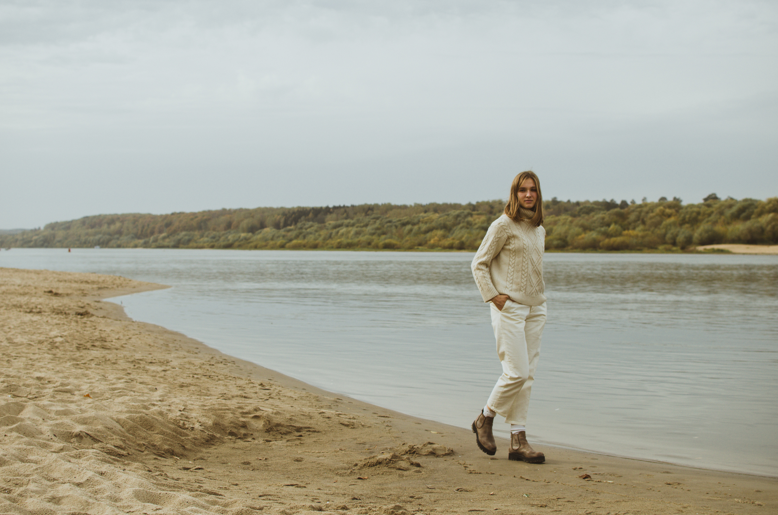 Аня на поленовском берегу. Лиза Фирстова — самый добрый фотограф