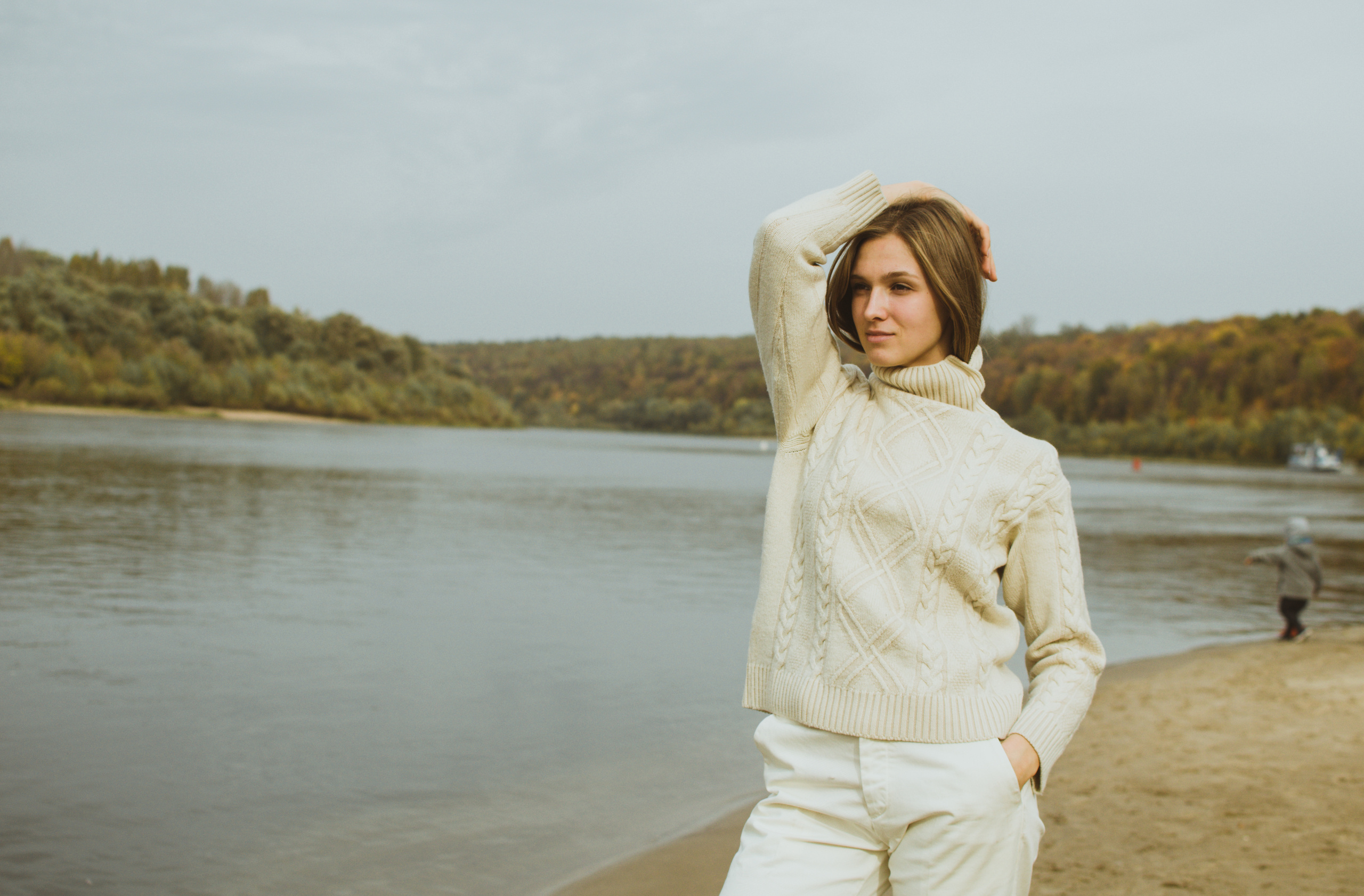 Аня на поленовском берегу. Лиза Фирстова — самый добрый фотограф