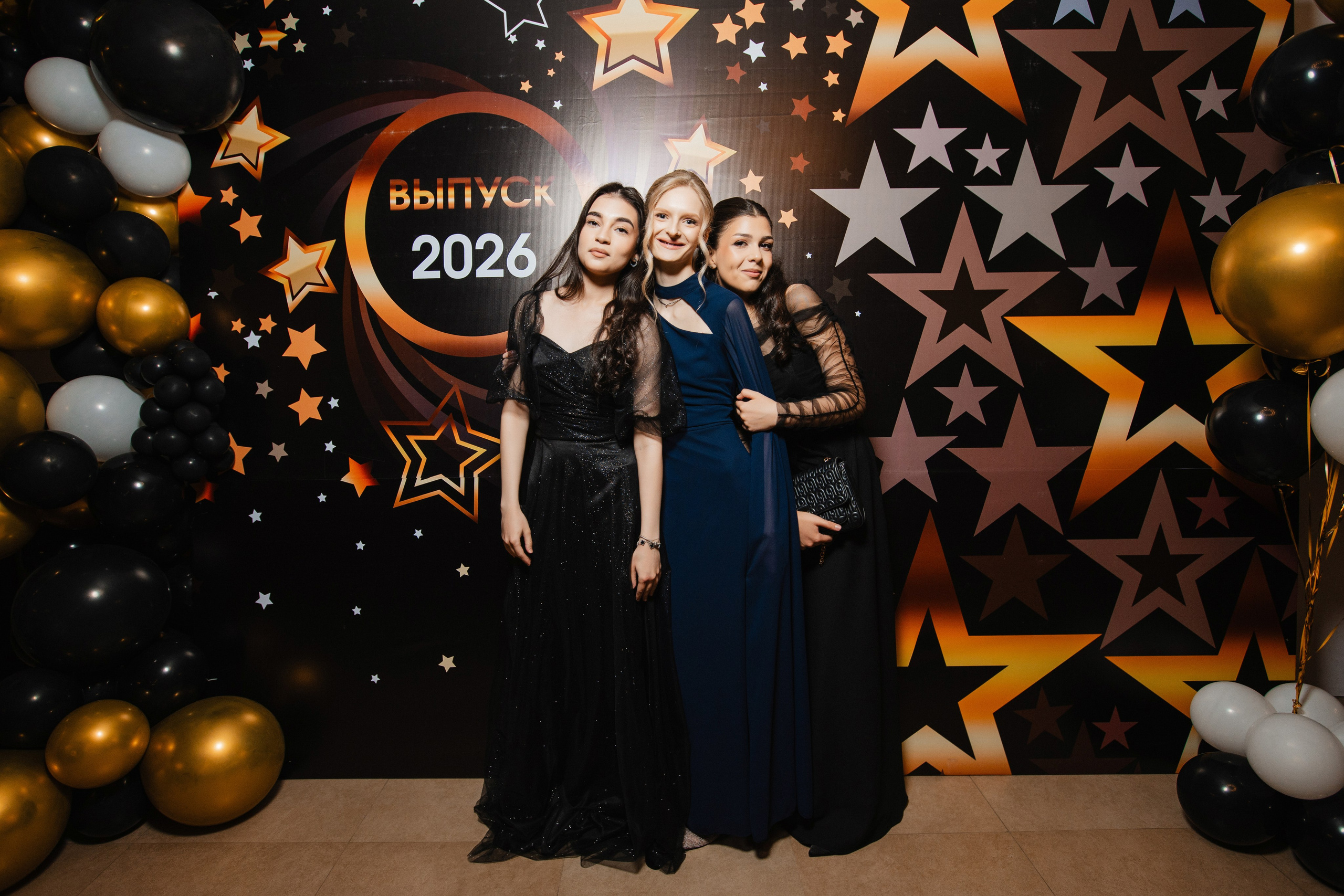 Выпускной 12 школа 2026. Роман Урумбаев фотограф Нижневартовск