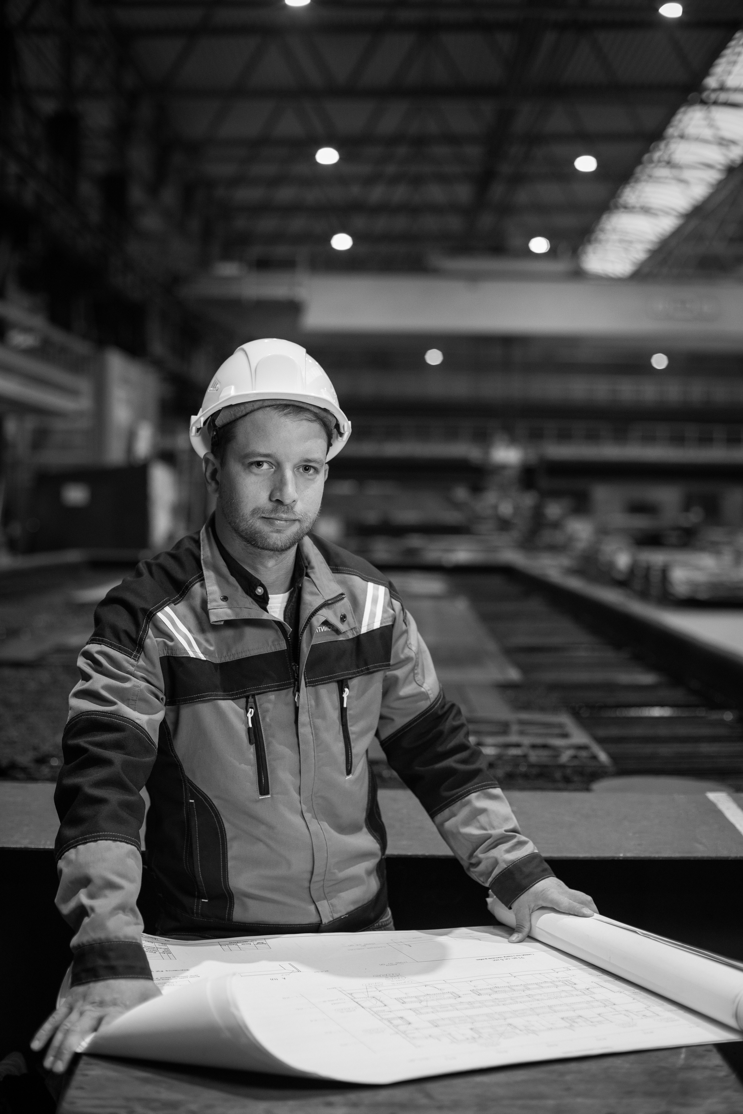 Инженер-конструктор в производственном цехе.
