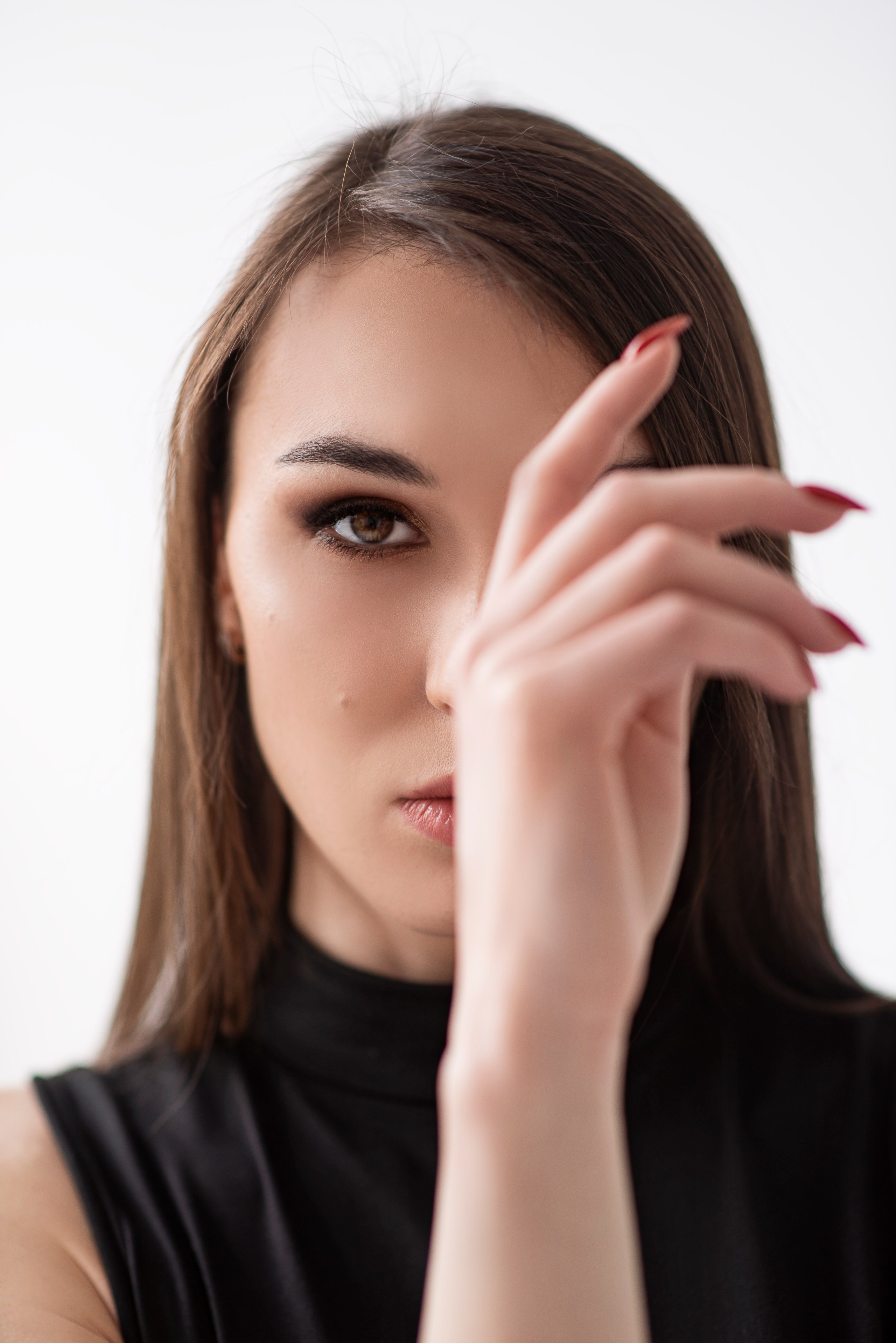 Портрет девушки сделанный в фотостудии на белом фоне