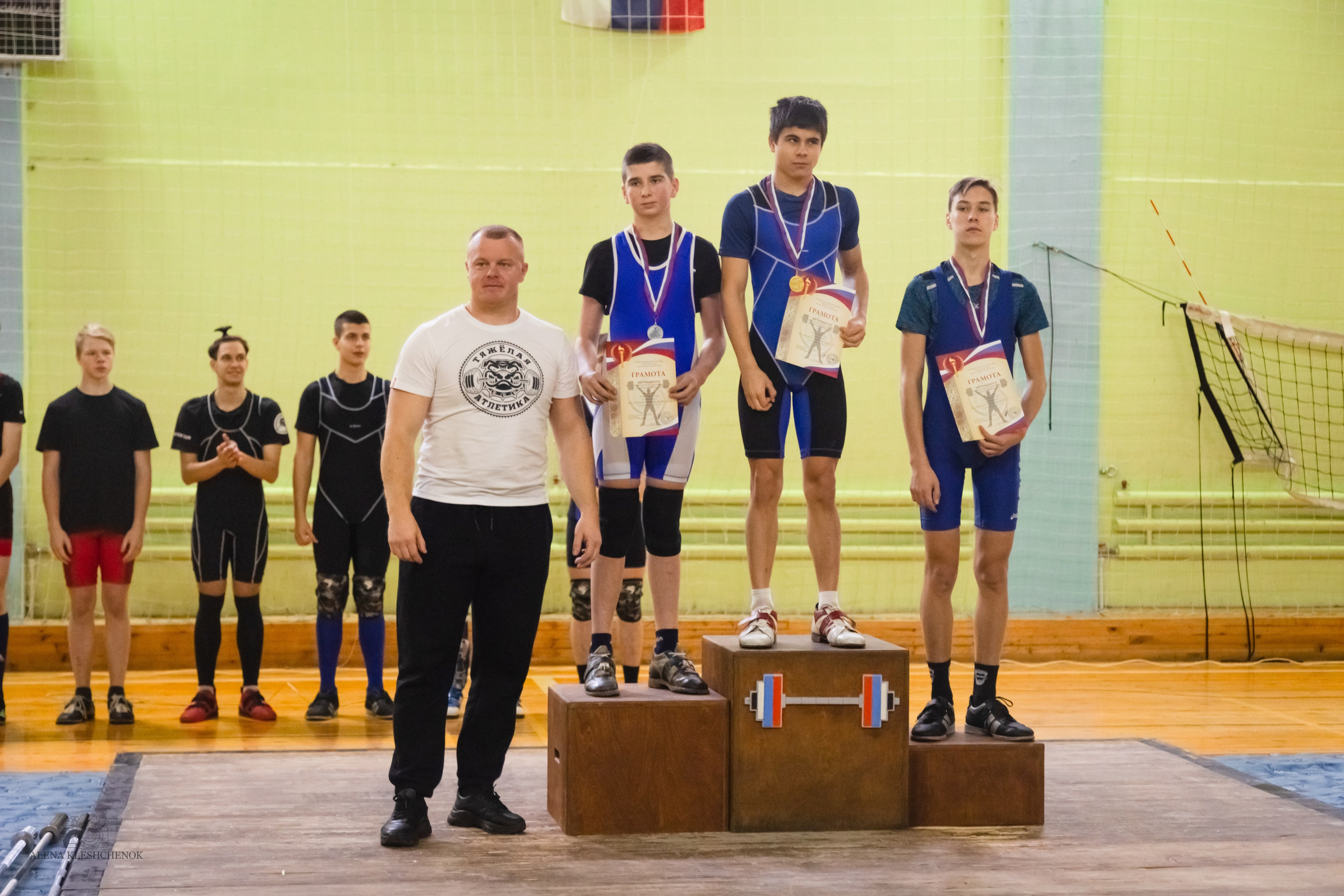 Репортажная съемка. На каждом снимке всегда два человека: фотограф и зритель