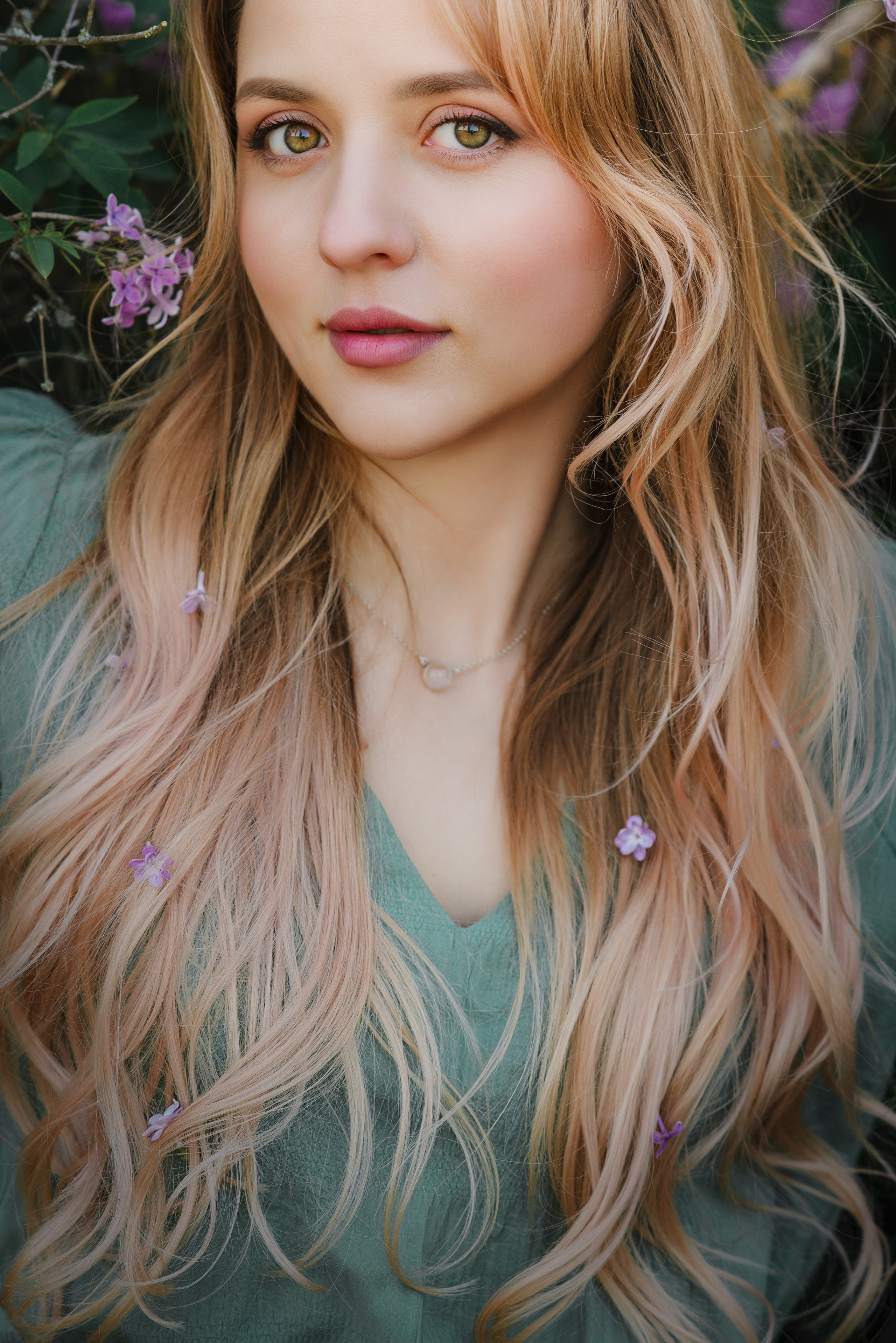 Прогулочная портретная фотосессия в сирени. Портрет девушки в сирени. Фотограф в Симферополе и по Крыму Ольга Топоривская.