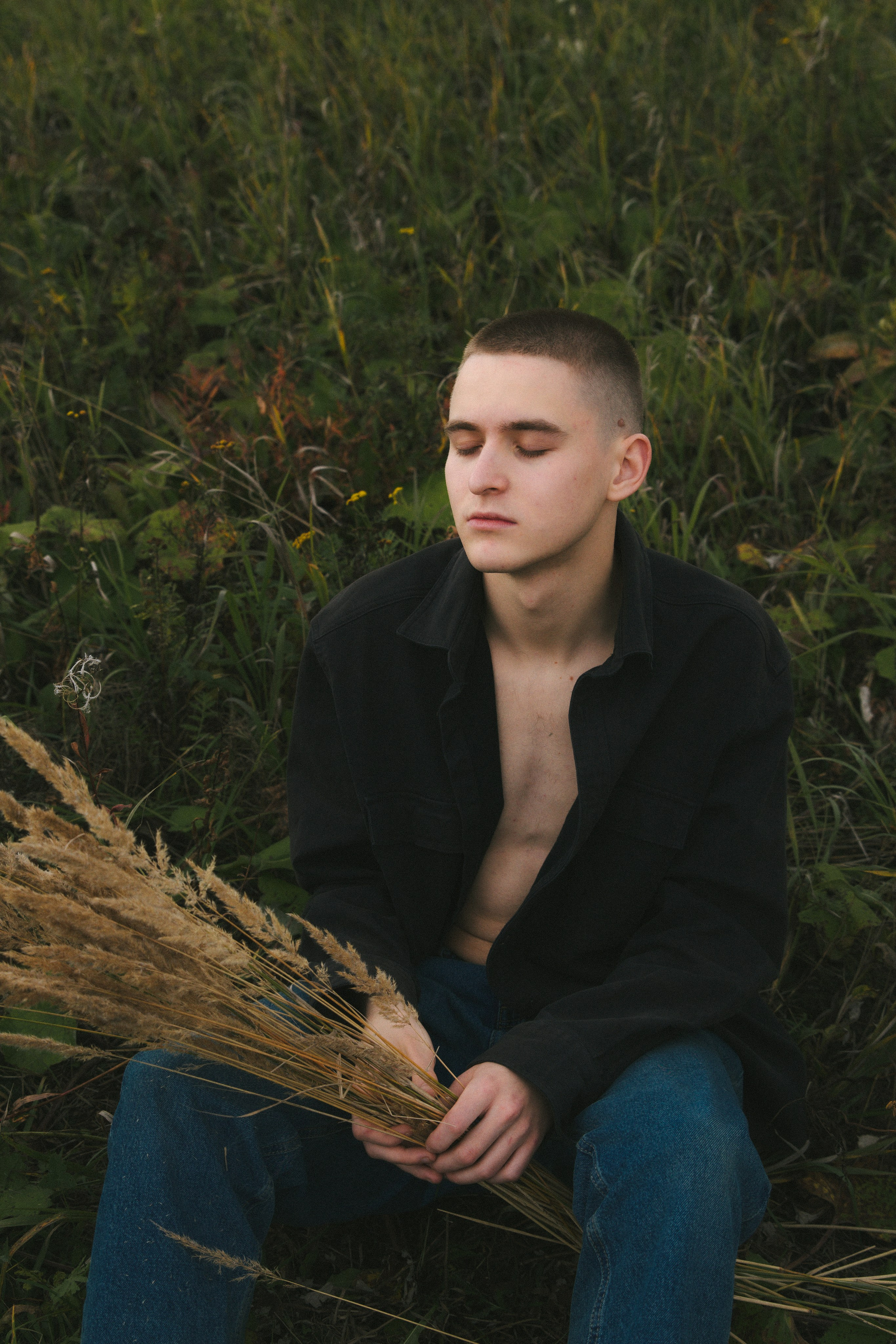 Никита в поле. Фотограф Настя Булочка Екатеринубрг