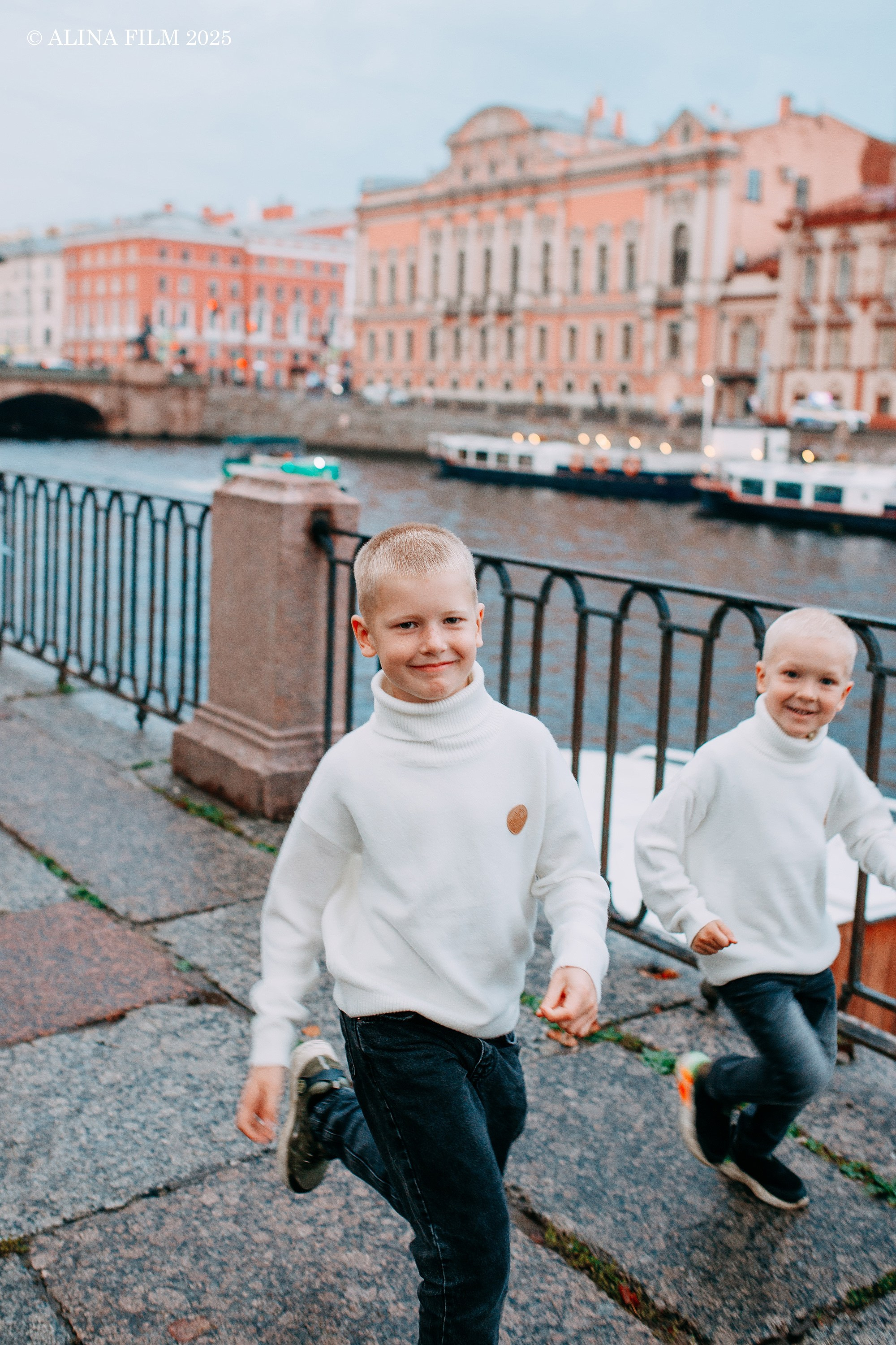 Семейная фотосессия в центре Питера. Фотограф в Санкт-Петербурге Alina Film