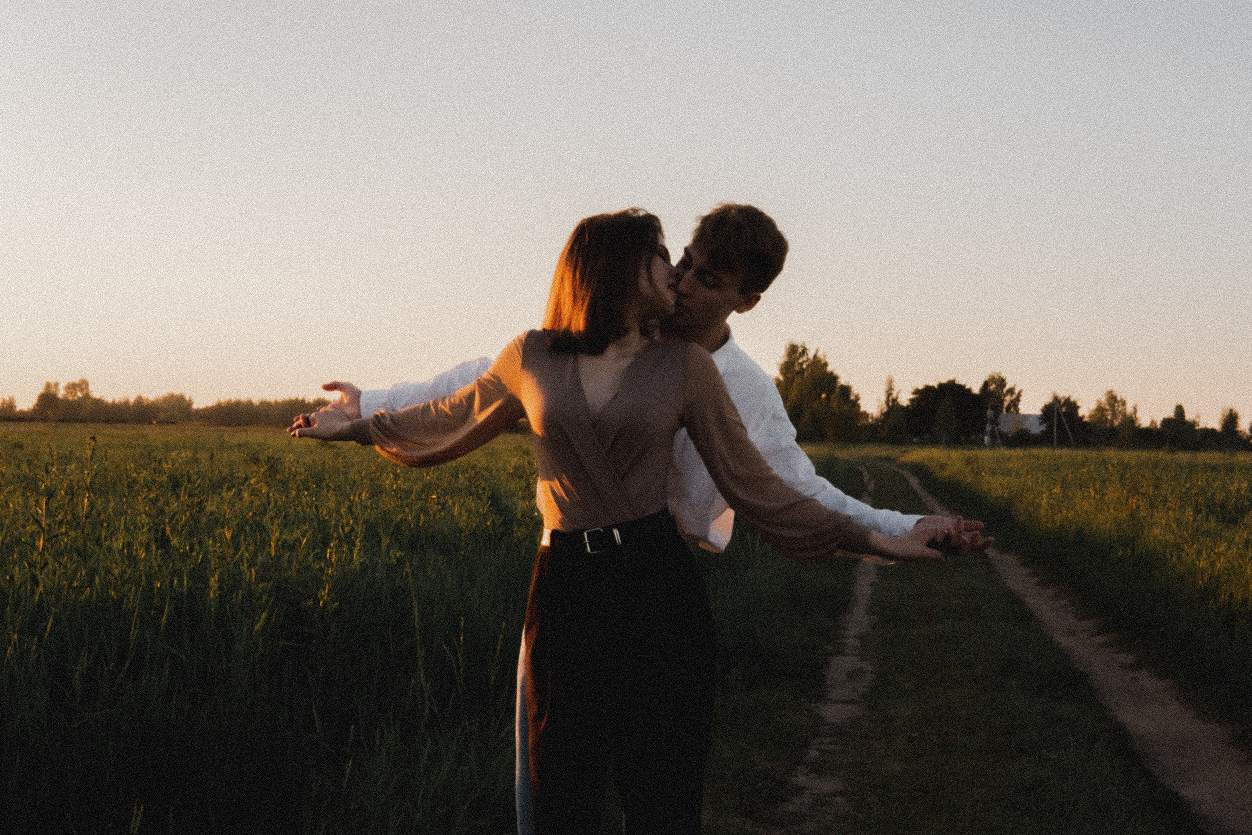 Любовь в закатном поле. love story. Свадебный и портретный фотограф в Москве, Светлана Янковая