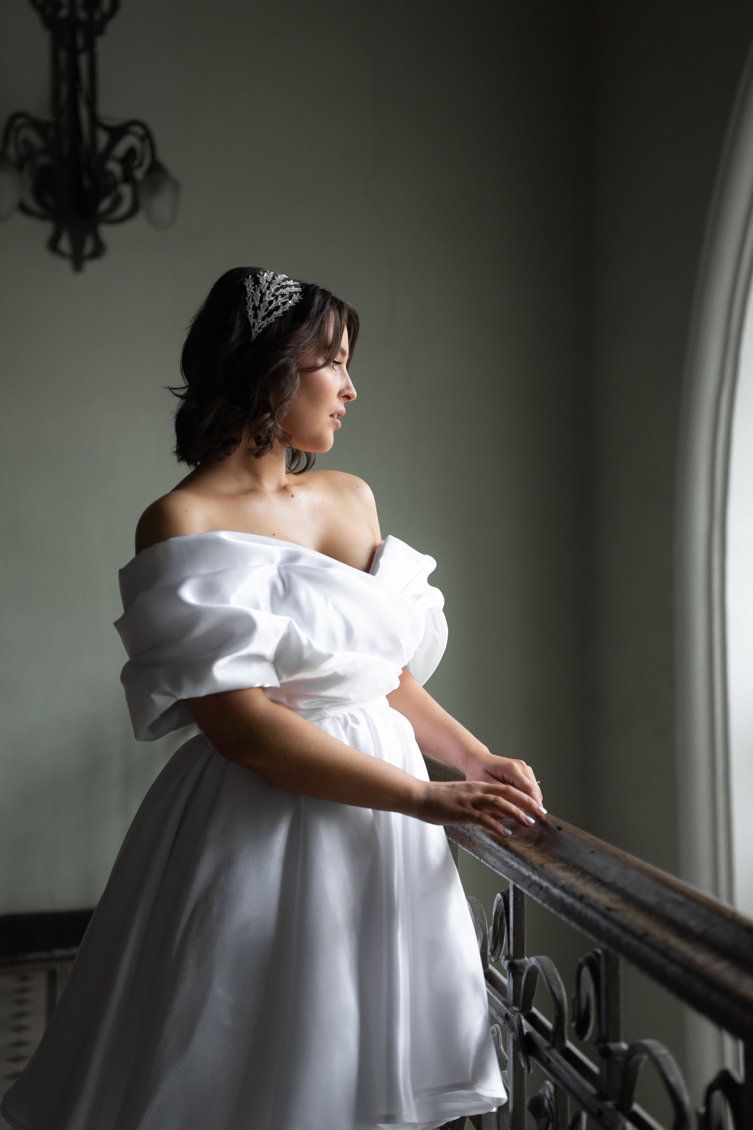 Свадебная фотосессия на Витебском вокзале. Портрет невесты на лестнице.