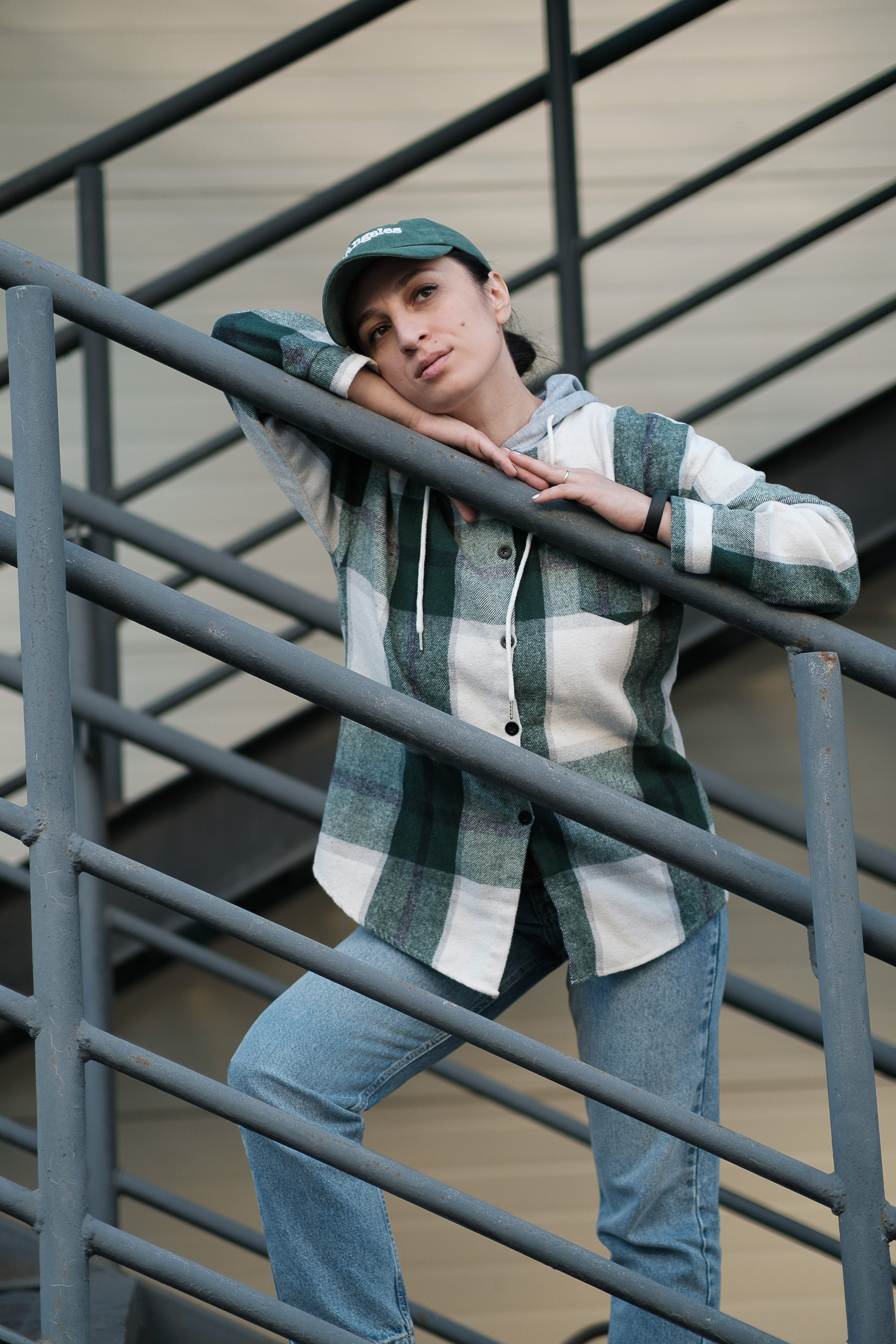 Зита Легоева фотосессия в Сокольниках, на лестнице