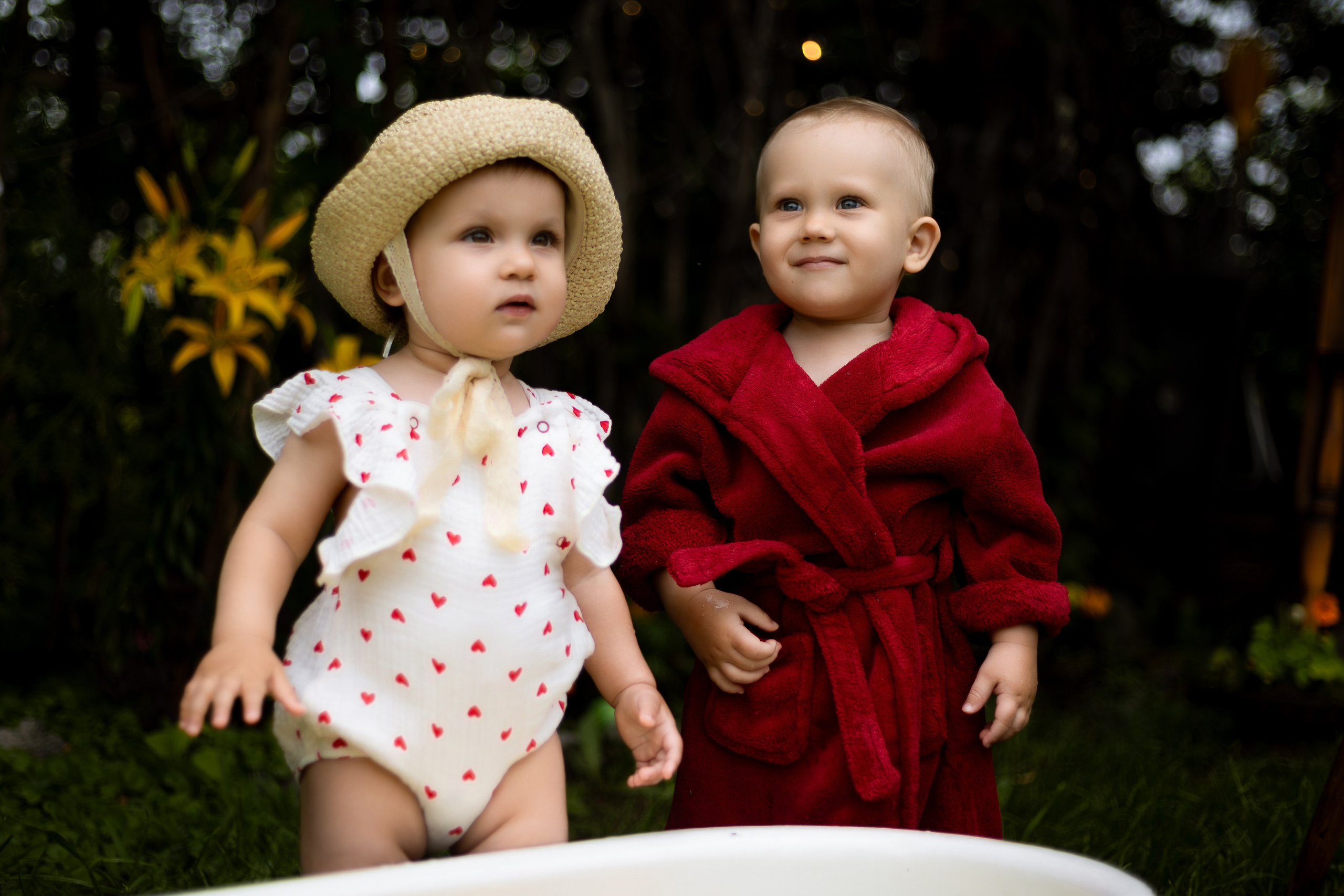 детская фотосессия в ванночке девочка и мальчик, ванна с молоком, ванна с уточками, ванна с цитрусами, ванна с ромашками