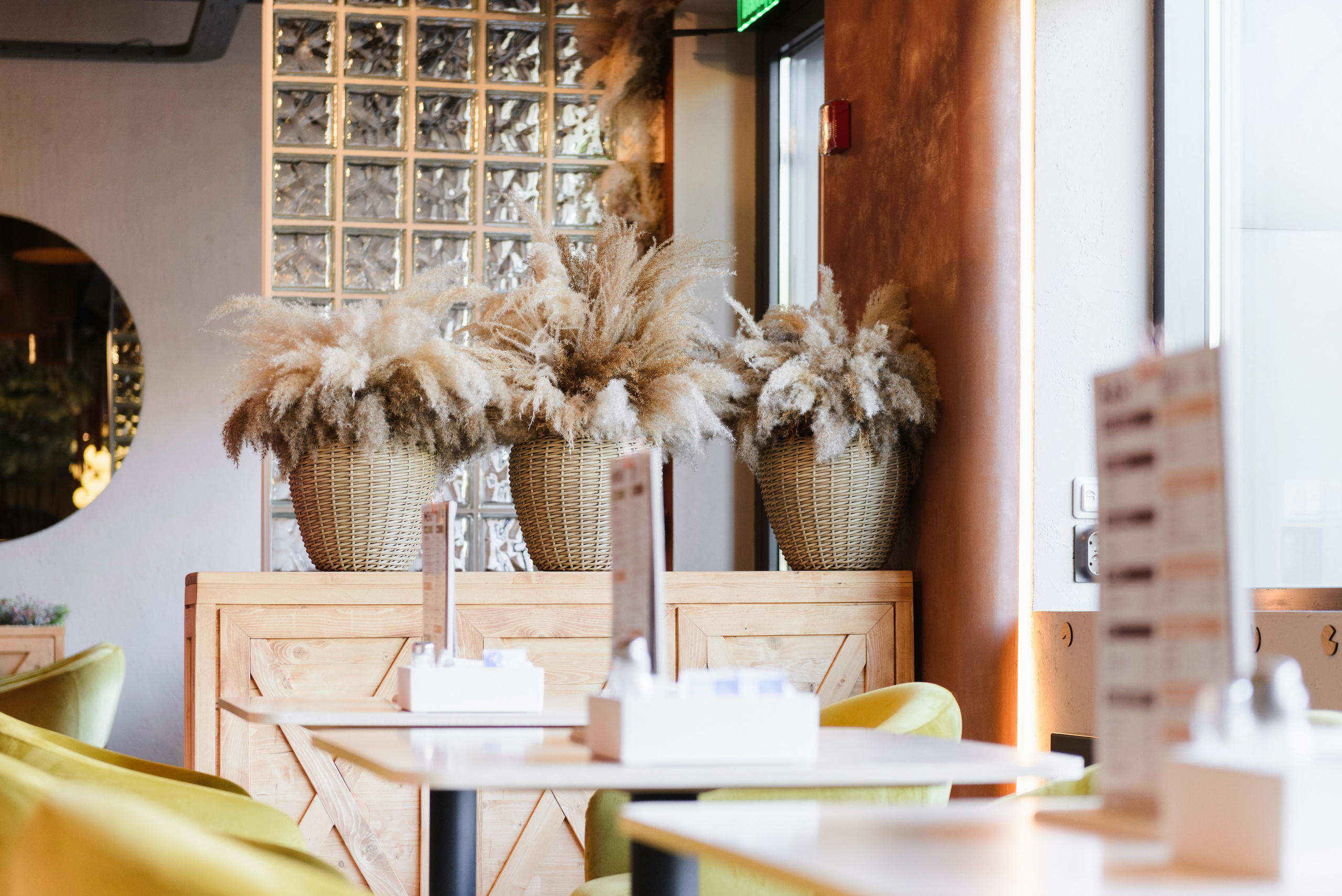 В данной фотосессии использовал реквизит, который был в ресторане. Идея и концепция съемки — мои. Как говорится, заказчик остался доволен.