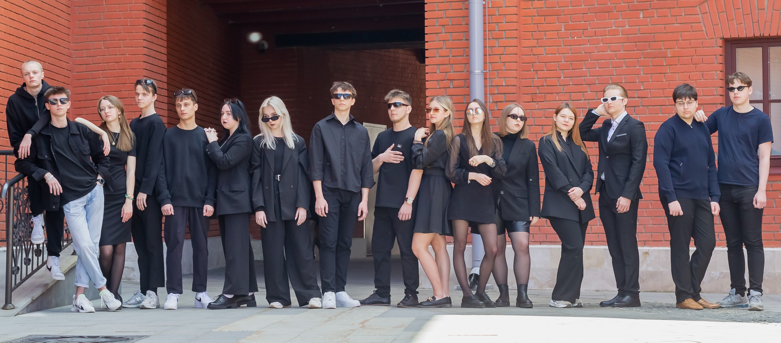 Школьный альбом  все в черном.