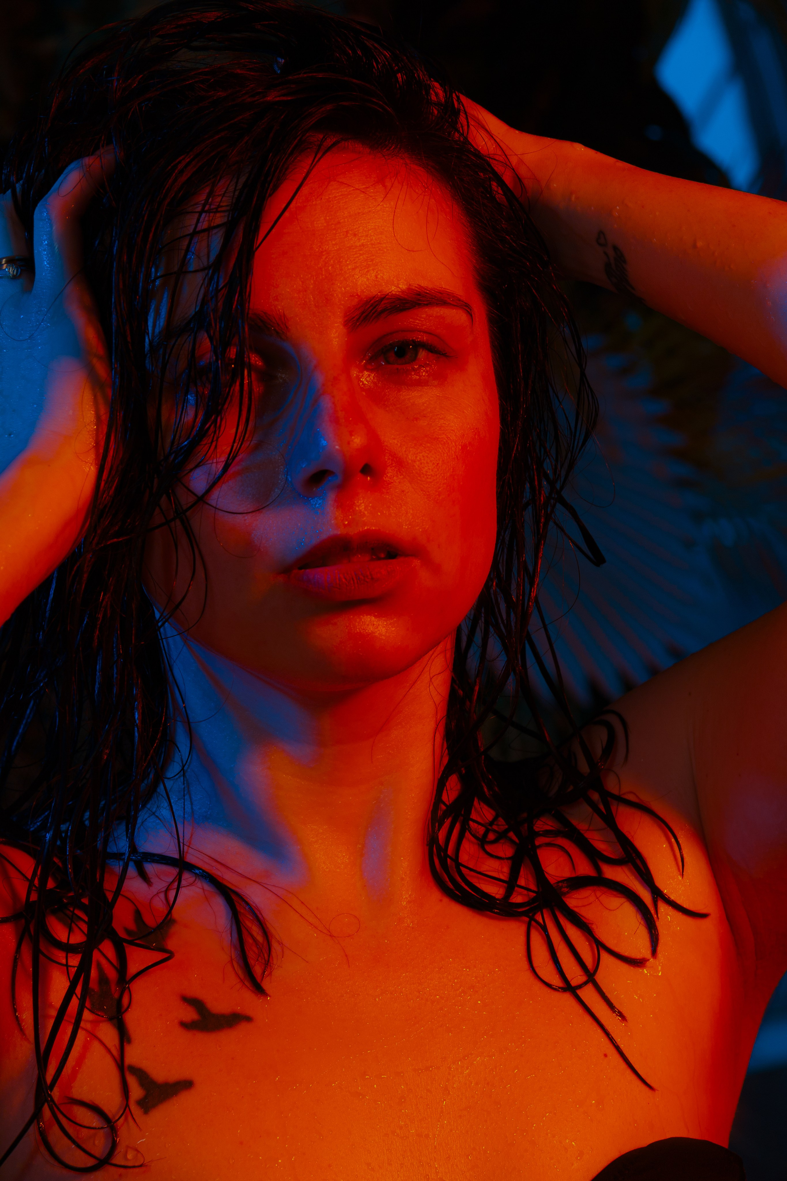 Съемка девушки в студии с двойным светом