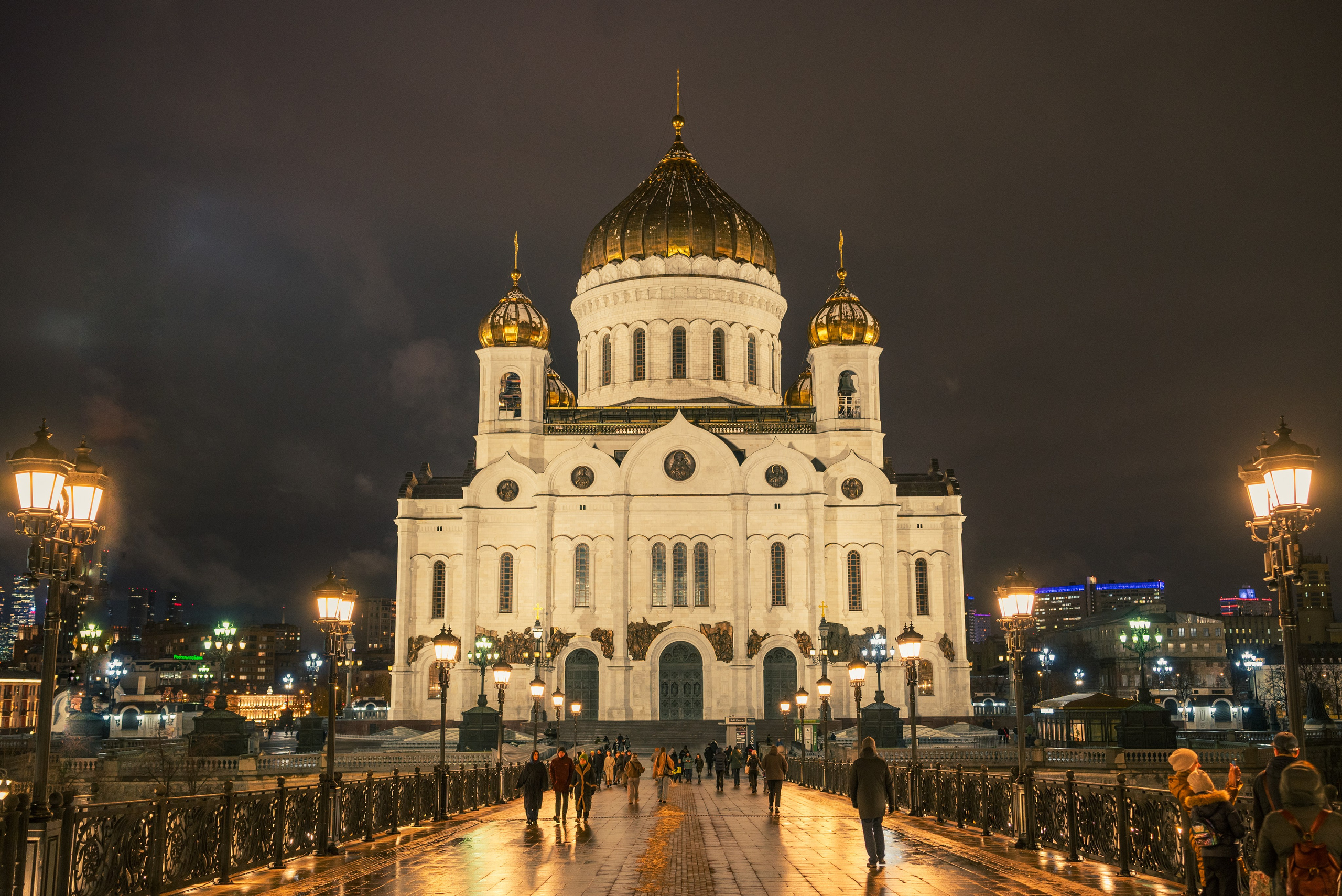 Храм Христа Спасителя. Отражение. Свет. Тень. П&П — Полезное с Приятным. Фотоэкскурсии — Москва на память. Экскурсовод и фотограф в Москве. Увези столицу в своём альбоме!