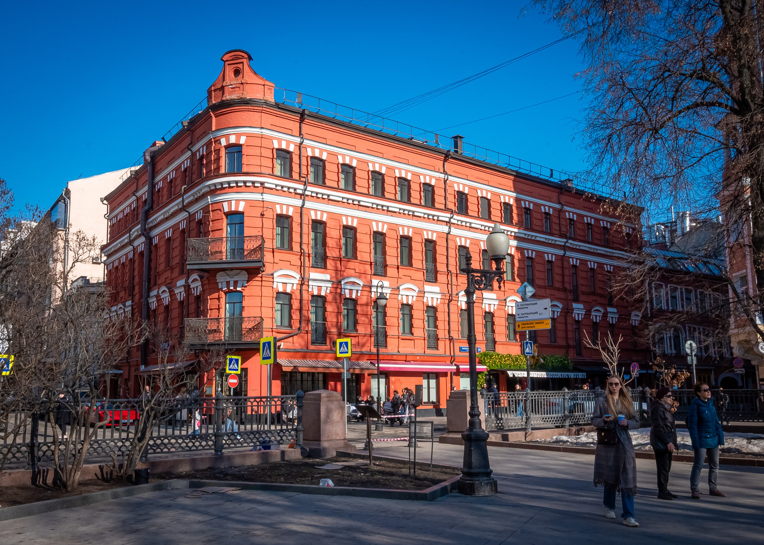 Архитектурные цитаты на Патриарших. П&П — Полезное с Приятным. Фотоэкскурсии — Москва на память. Экскурсовод и фотограф в Москве. Увези столицу в своём альбоме!