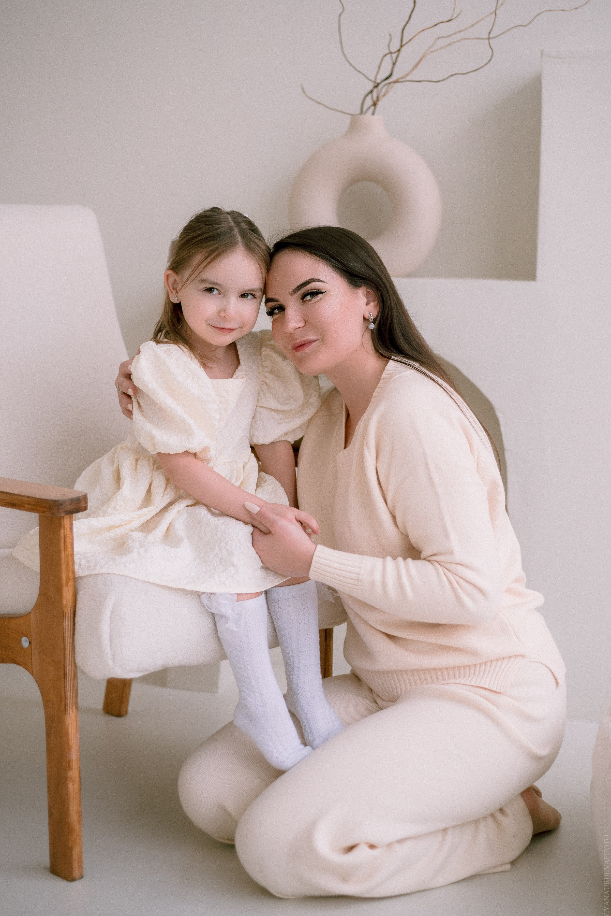 фотосессия мамы и дочки в светлом стиле