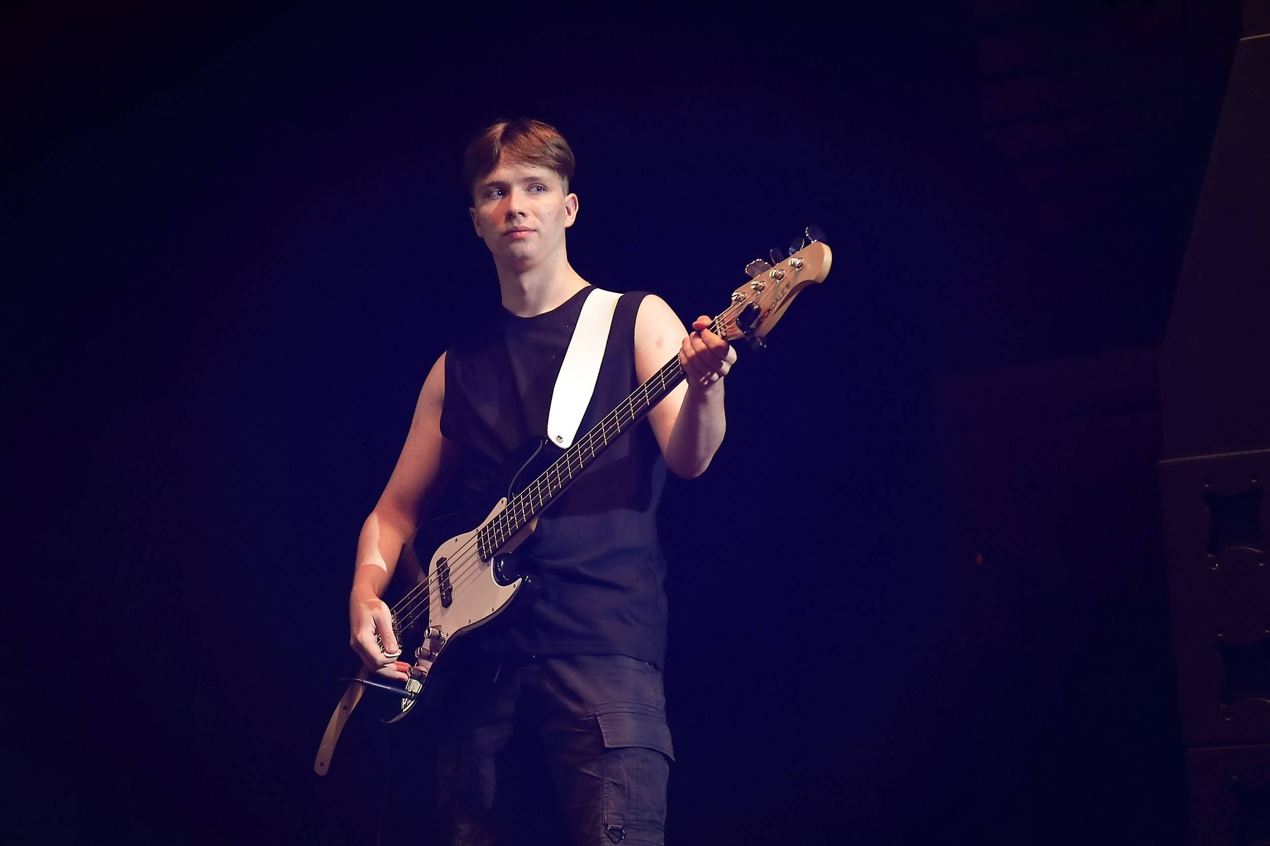 гитарист в черной майке гимназия 9 екатеринбург дк урал