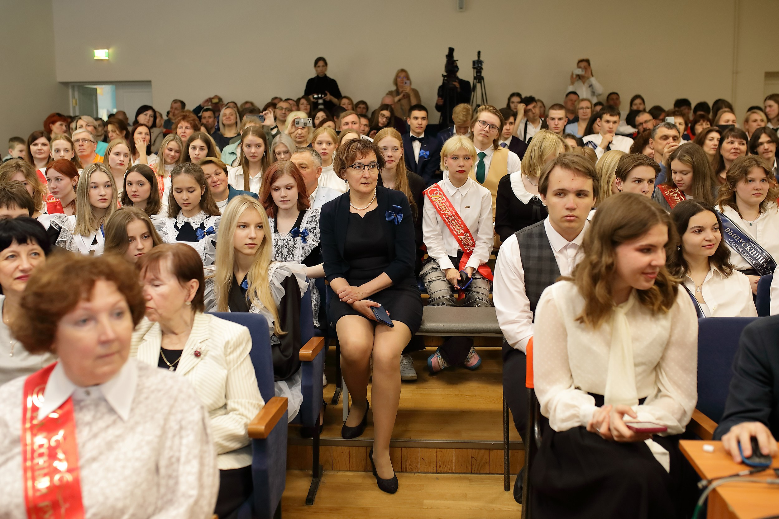 Последний звонок (актовый зал). Свадебный и семейный фотограф и видеограф в Екатеринбурге Полянские Тимур и Анастасия