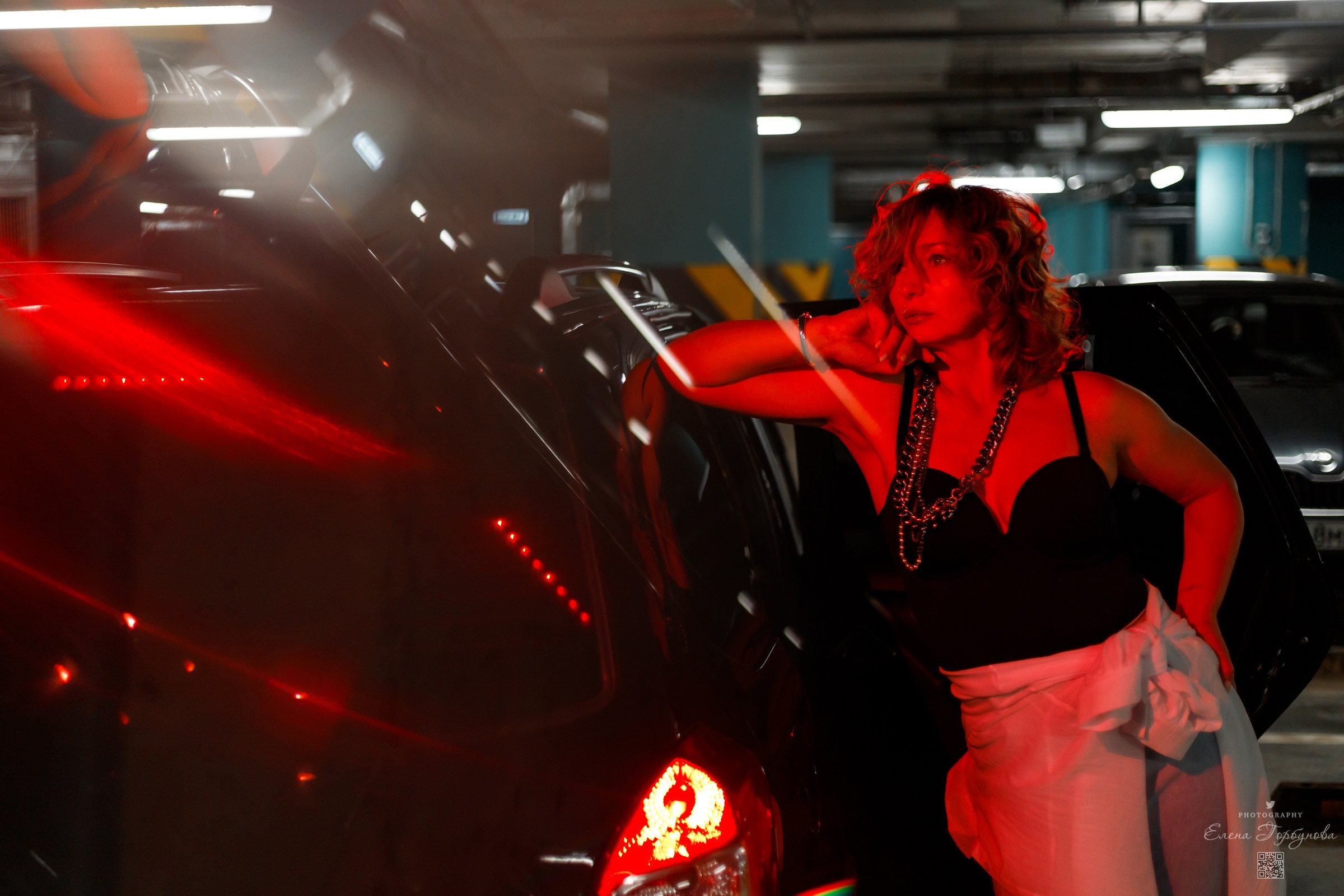 Красный свет. Татьяна. Июнь 2025. Фотограф Пермь. Свадьбы. Семья и дети, школа, д. сад. Фотокниги