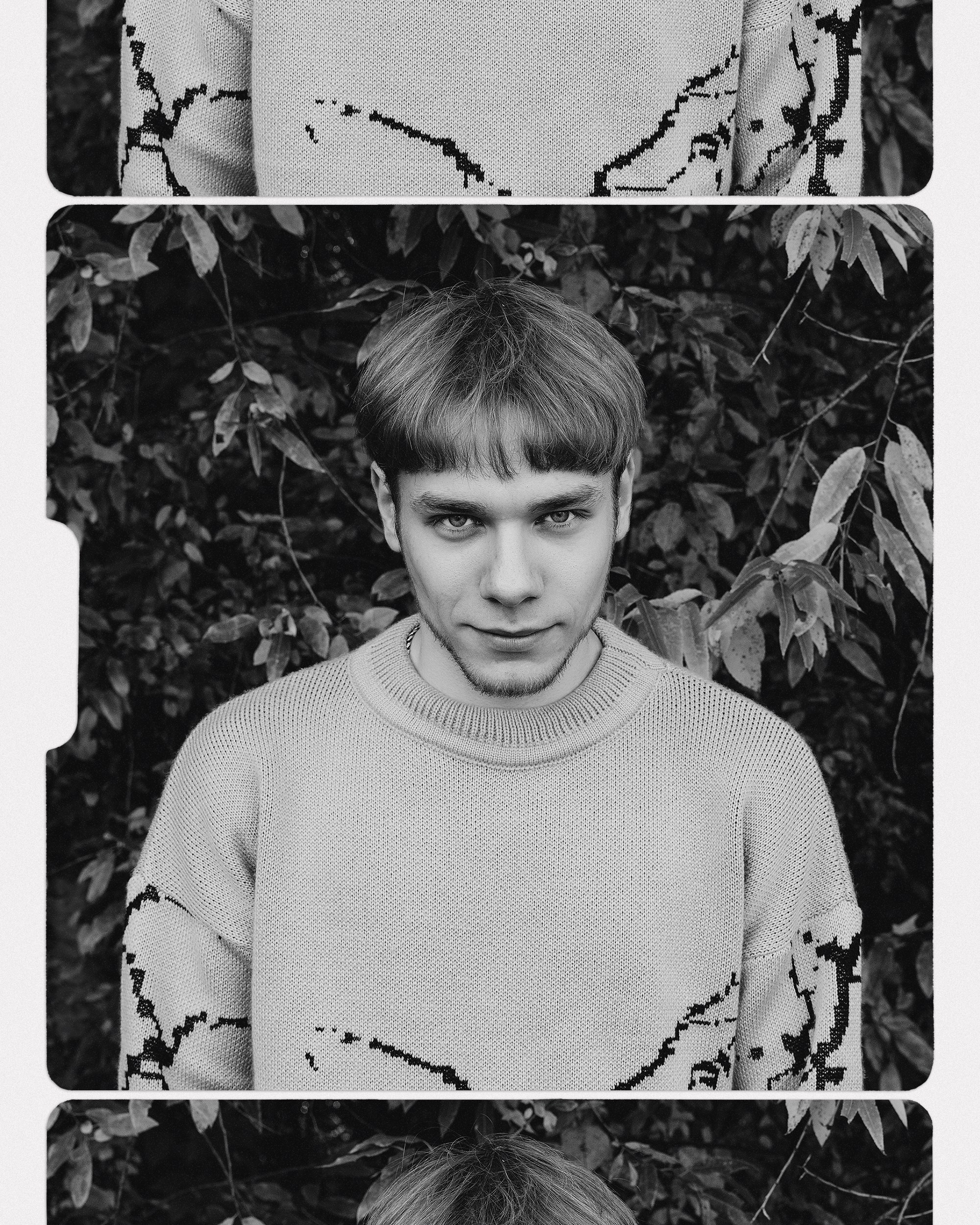 мужчина смотрит в камеру с ухмылкой