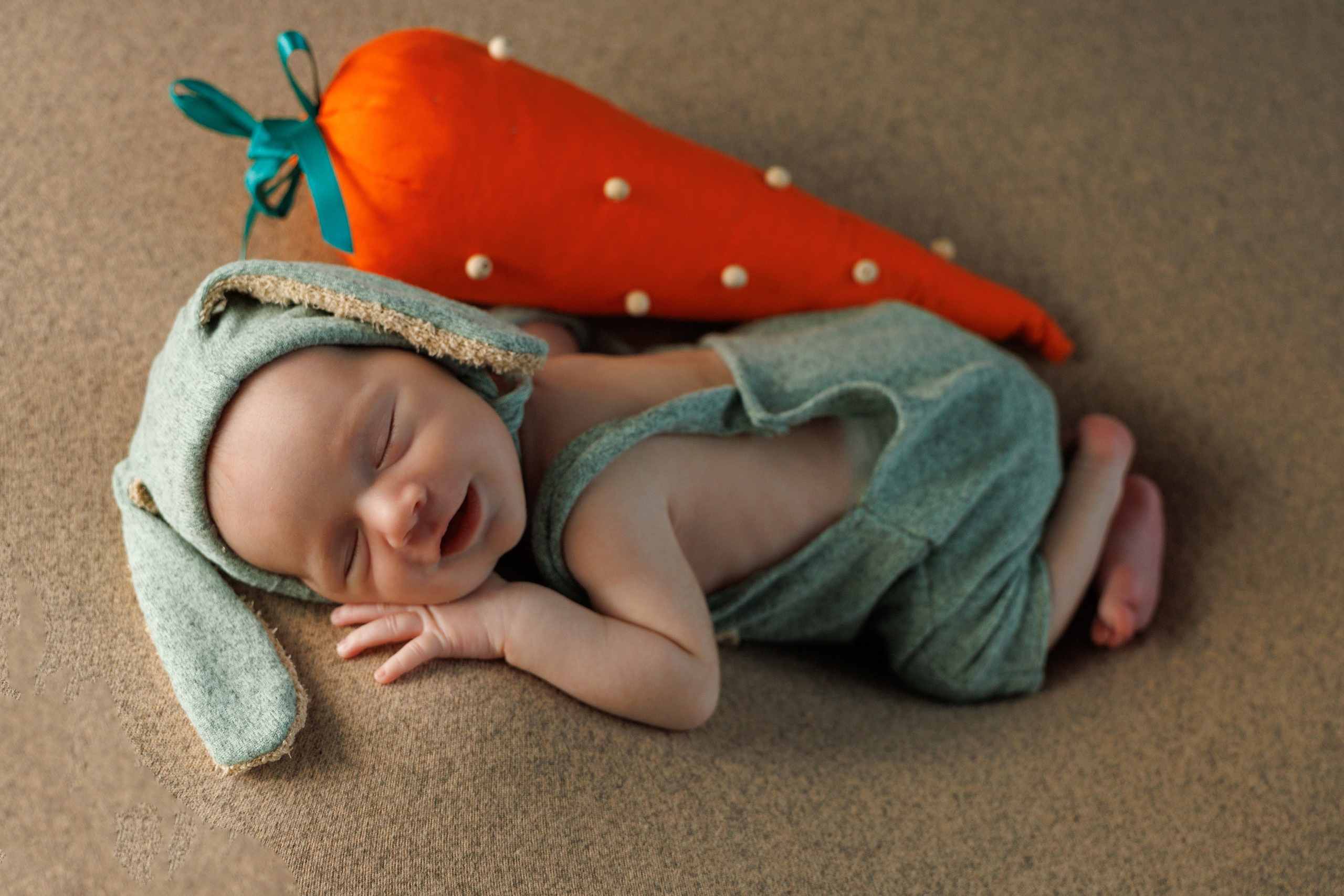 новорожденный малыш лежит на животике 