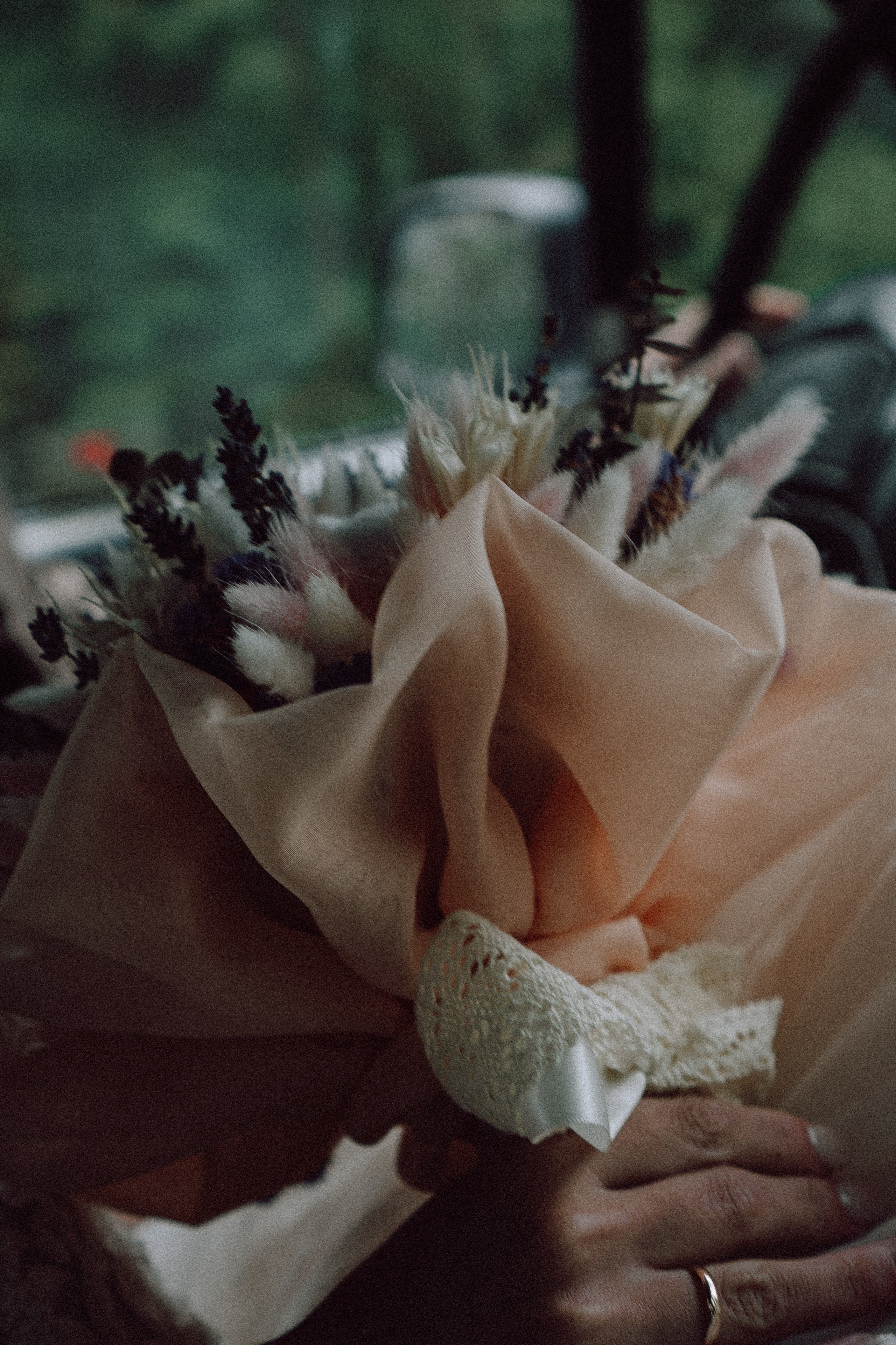 СВАДЕБНАЯ ФОТОСЕССИИЯ ПАРЫ В ГОРОДЕ ПРИОЗЕРСК В СОСНОВОМ ЛЕСУ И С ПИКАПОМ. Профессиональный фотограф, Санкт-Петербург — Виктория Богомолова