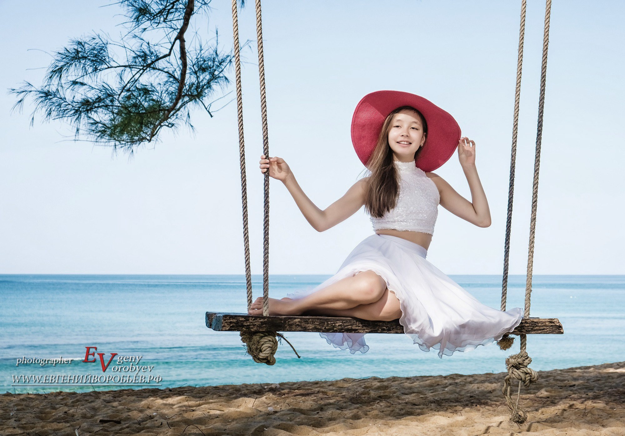 семейная фотосессия Пхукет фотограф пляж качели шляпа Ката Карон Найхарн Патонг Найхарн Сурин море счастье радость идея место образ пример фото позы для фотосессии Phuket Naiharn Kata Karon Patong Surin заказать фотосъёмку цена детская фотосессия