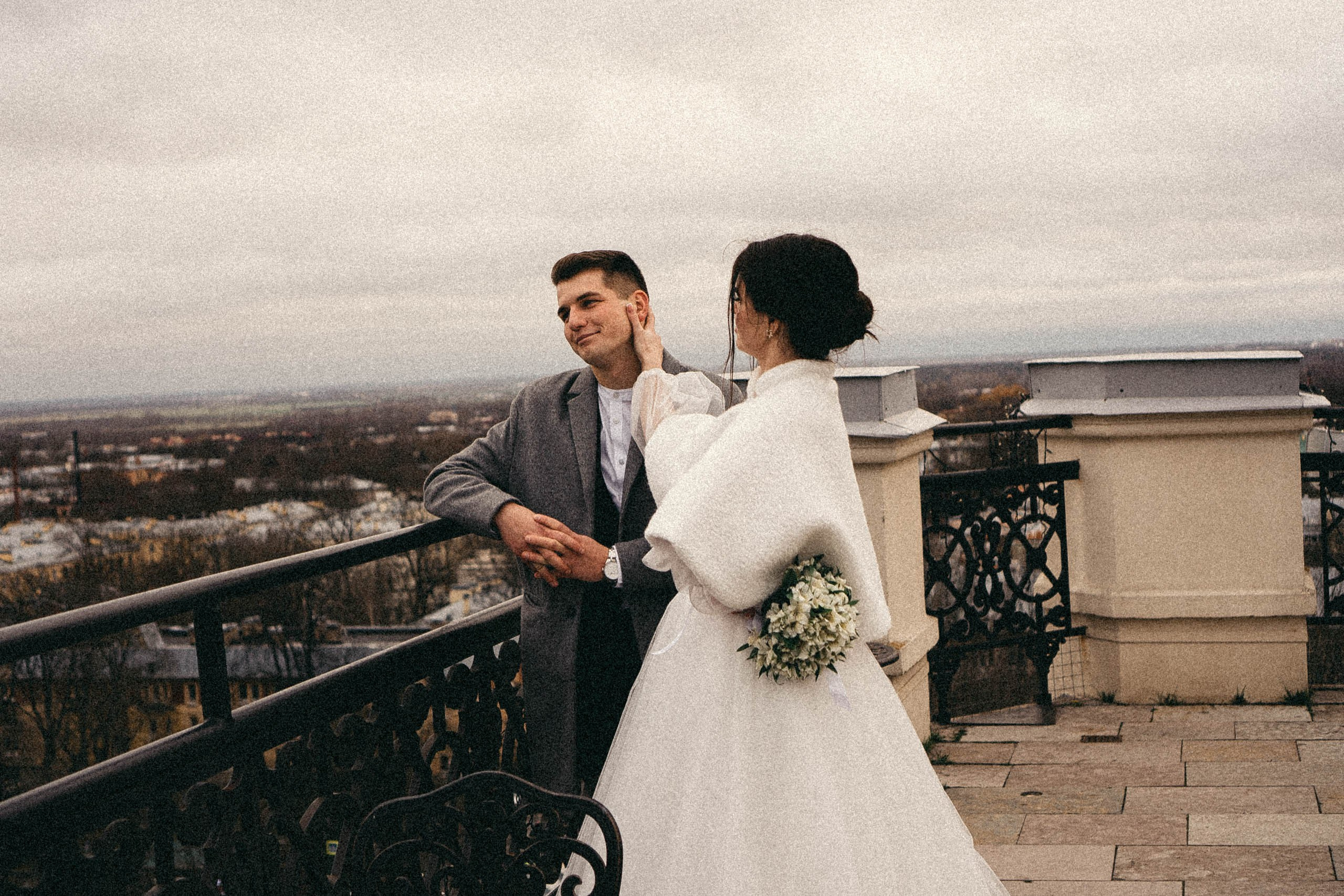 СВАДЕБНАЯ СЬЕМКА ПАРЫ В ГОРОДЕ ПУШКИН В ПАРКЕ ЕКАТЕРИНЕНСКОМ В НОЯБРЕ. Профессиональный фотограф, Санкт-Петербург — Виктория Богомолова