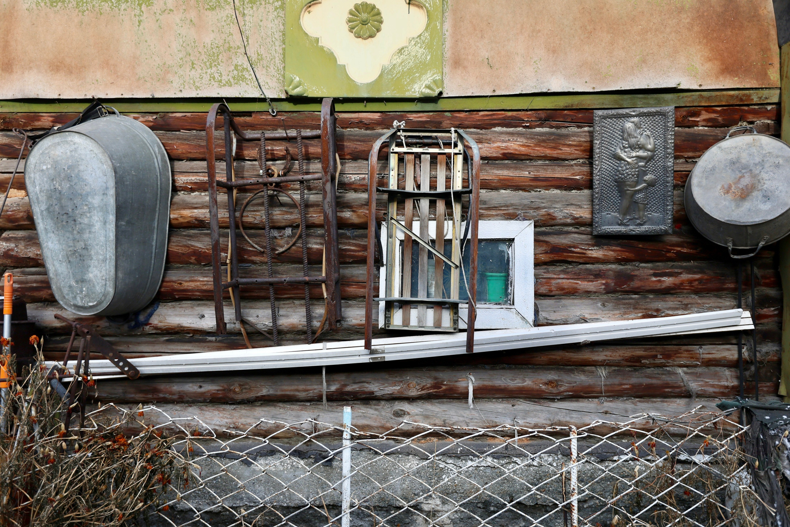 Людмила Владимировна. Хозяйка маленького дома в окружении многоэтажек. Репортажный фотограф Наталья Лапцевич