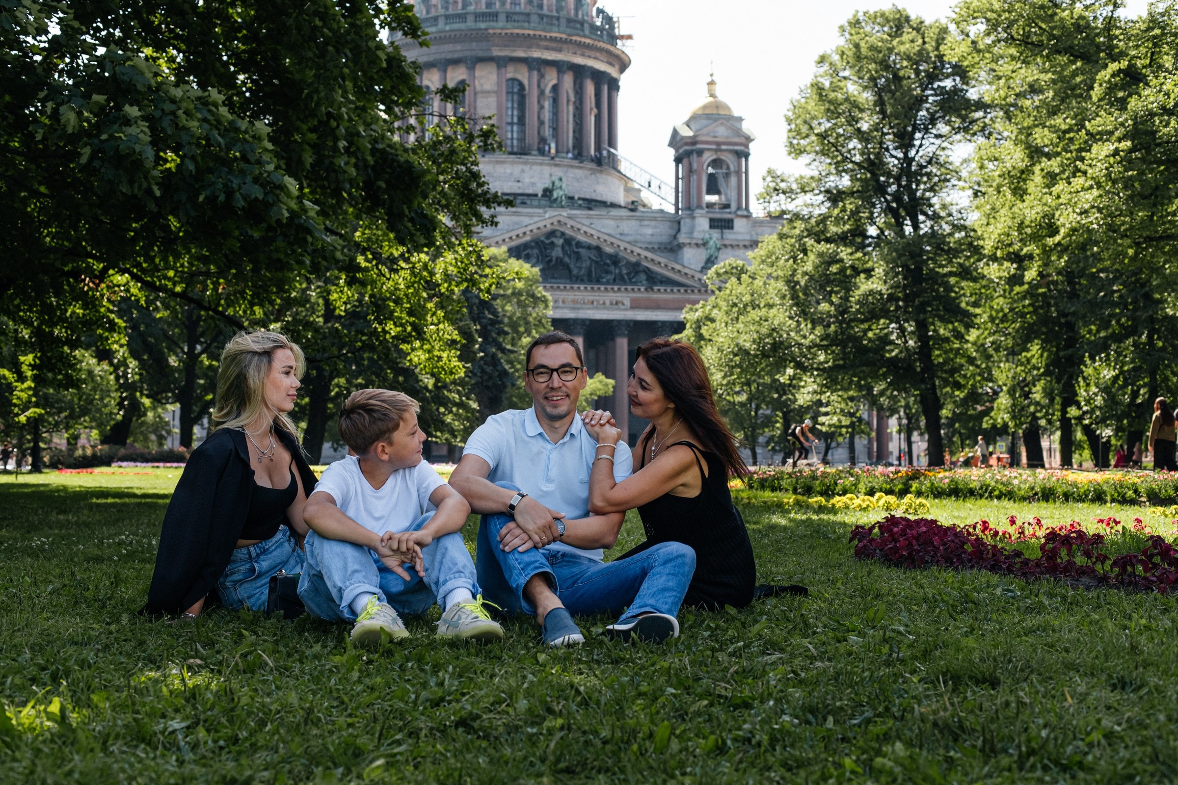 Василина с семьей в августе. Фотопрогулка в Петербурге. Индивидуальный и семейный фотограф в Санкт-Петербурге