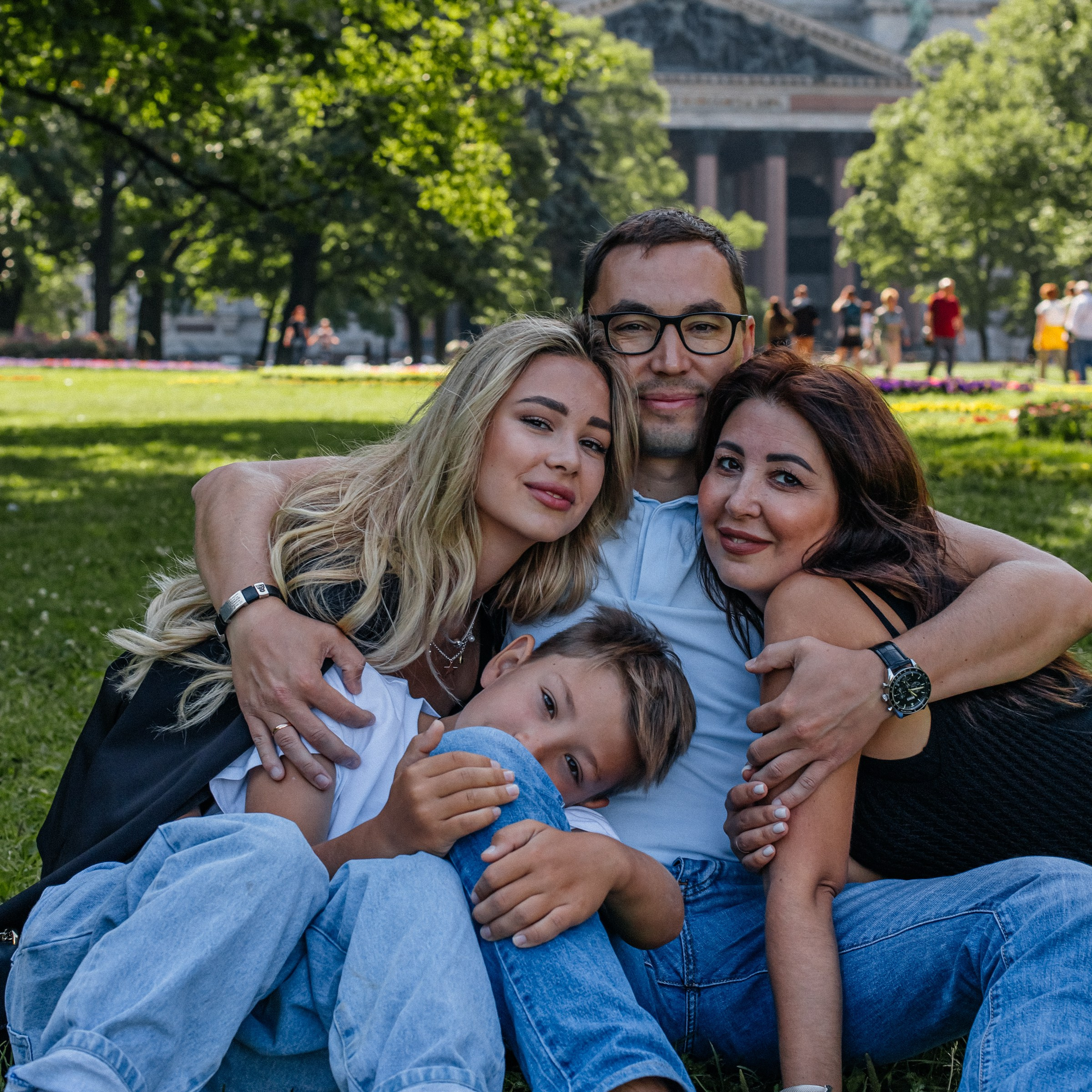 Василина с семьей в августе. Фотопрогулка в Петербурге. Индивидуальный и семейный фотограф в Санкт-Петербурге