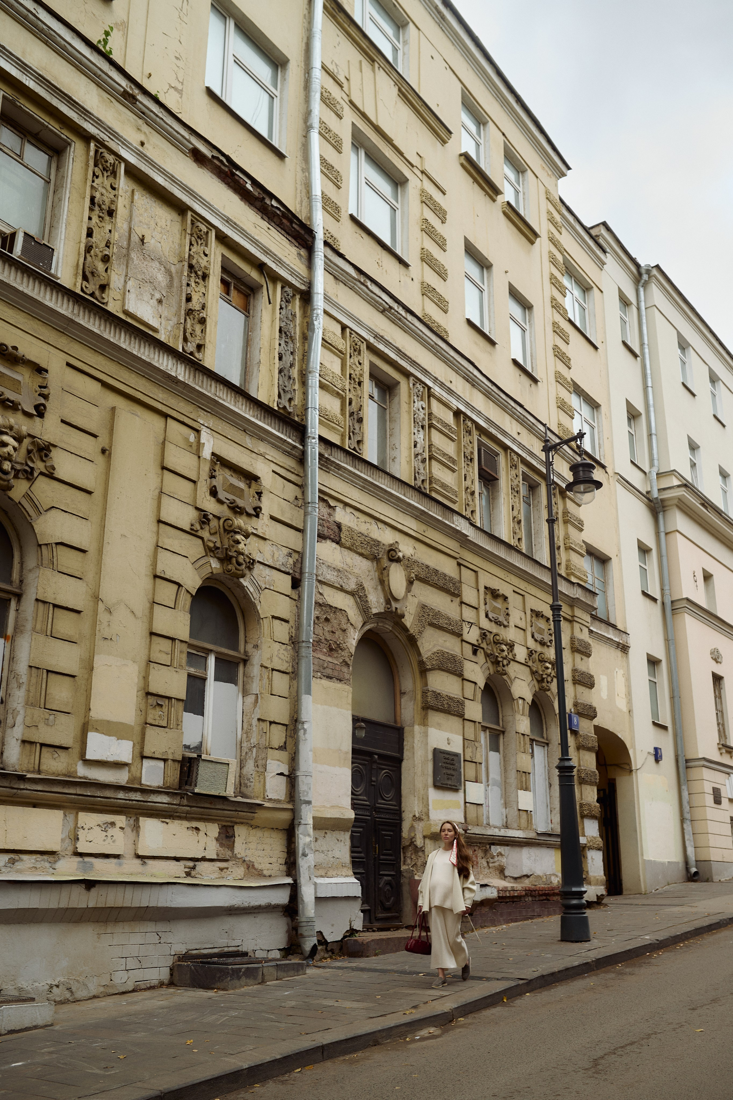 Оля на прогулке по городу. Семейный и свадебный lifestyle-фотограф в Москве Мария Петрова