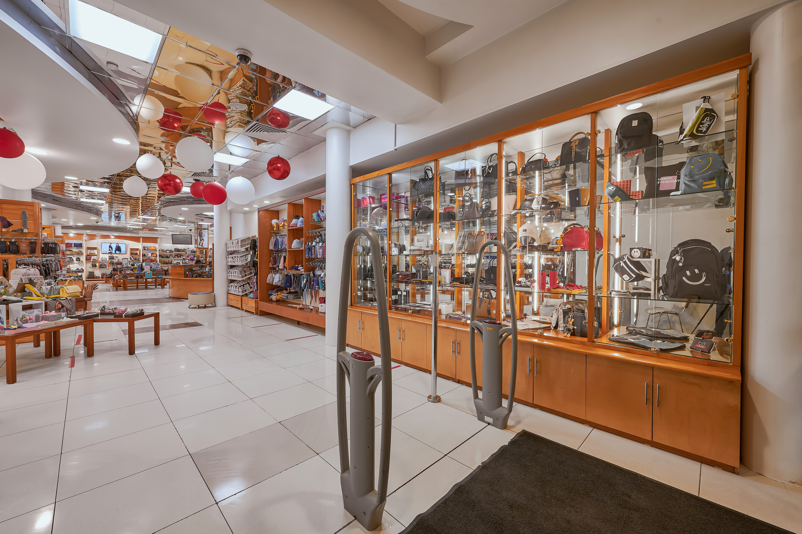 Портфолио по интерьерной и экстерьерной фотосъёмки: Мир Сумок — Правый берег. Фотограф Яковлев Роман — Красноярск