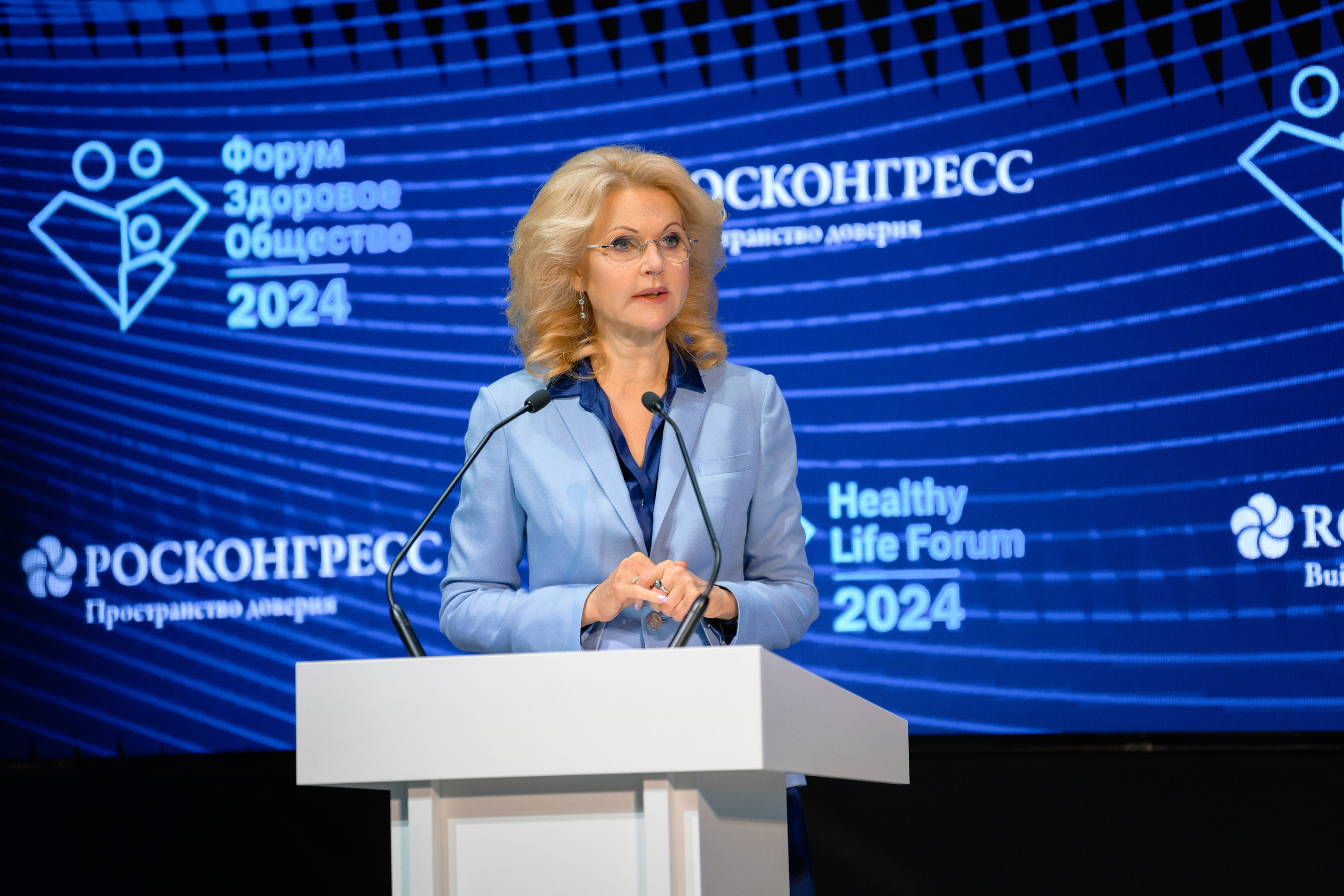 Выставки: Фотография с выставки, на которой посетители изучают представленные экспонаты. Скворцова Вероника. Татьяна Голикова. Михаил Мурашко. Единая Россия. Дума. Министр Здравоохранения. ФМБА. Правительство России. Фотография с форума, на которой участники активно участвуют в дискуссии.