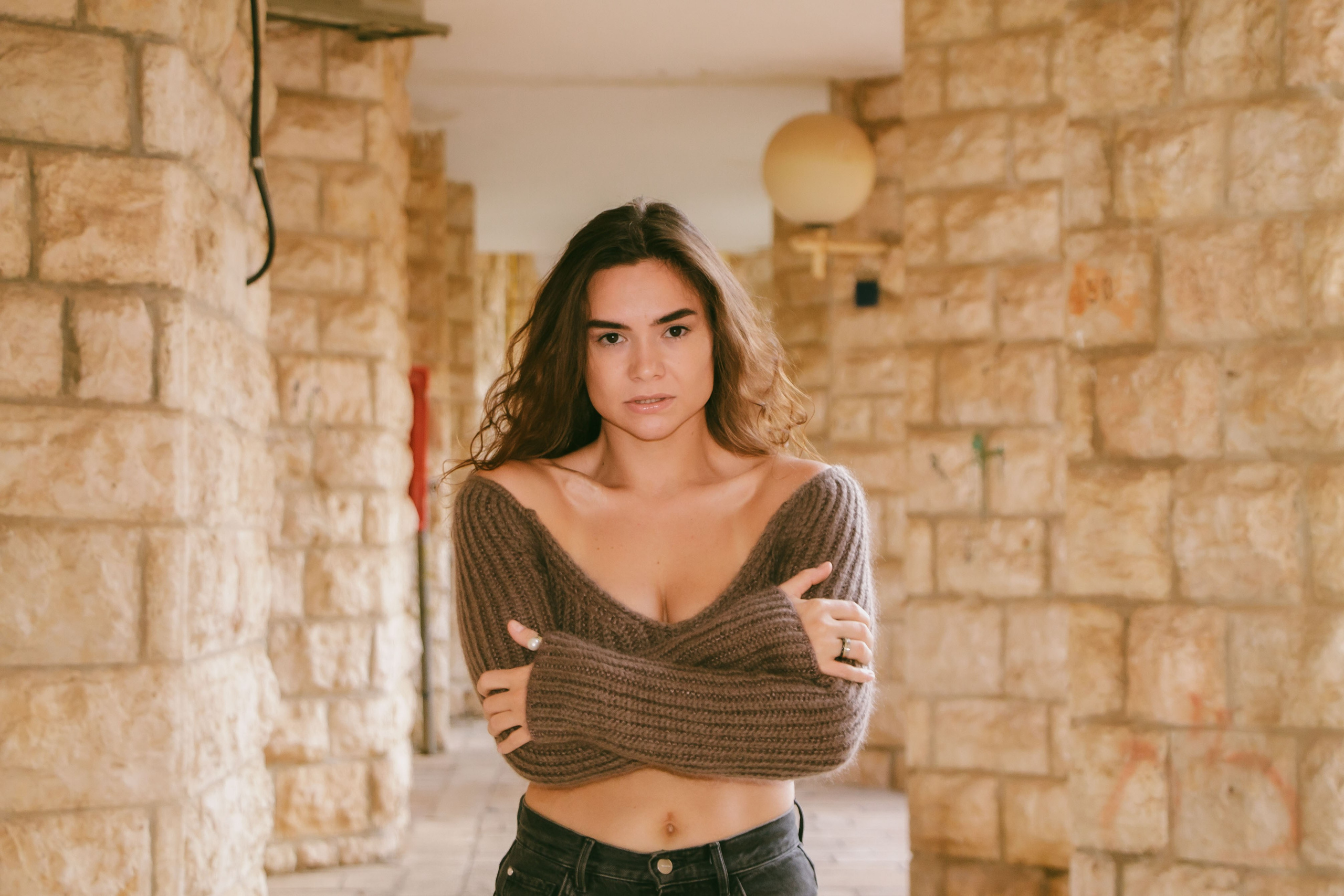 красивая девушка в короткой кофте 