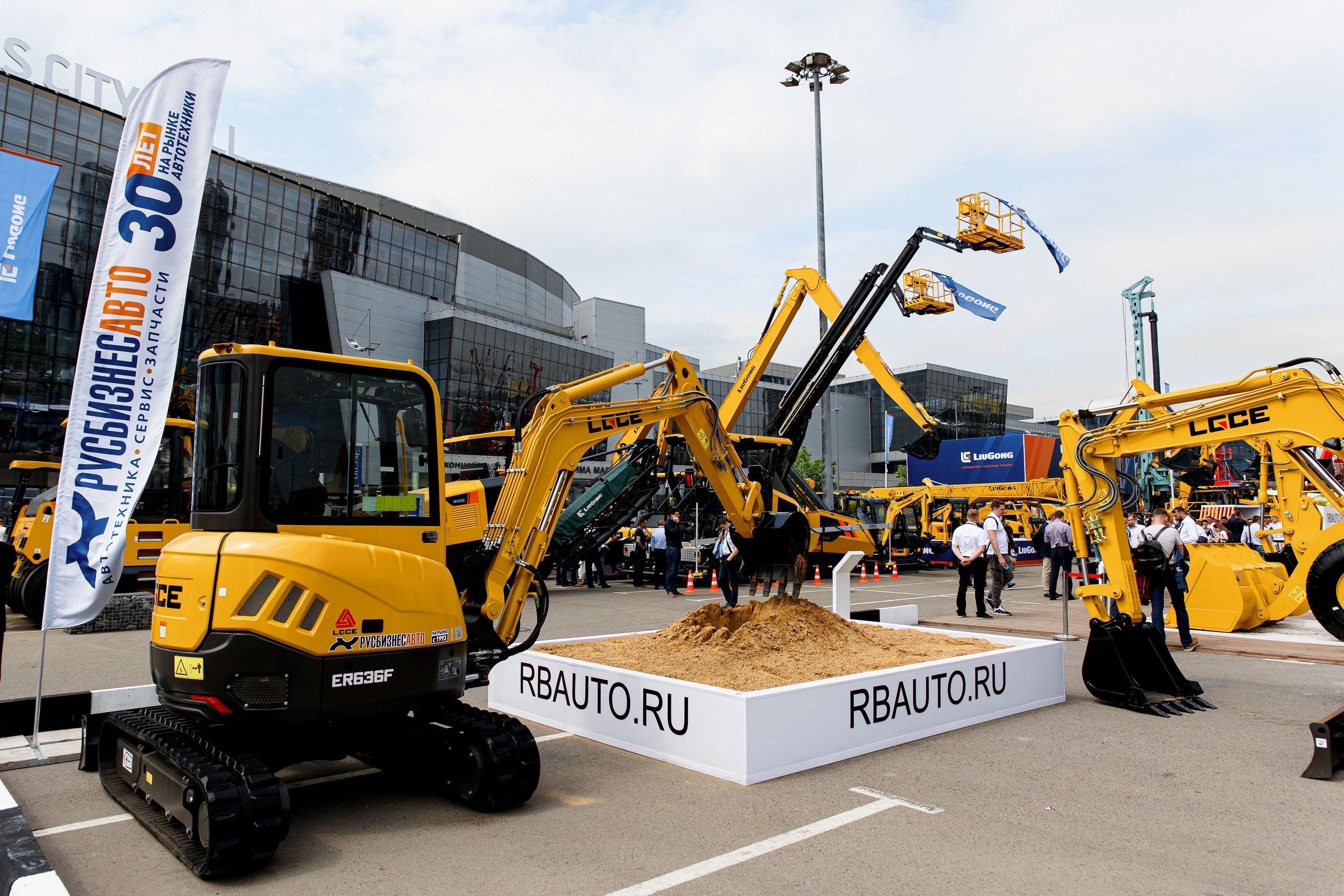 Выставка компании «Русбизнесавто». Репортажный фотограф Семён Борисов | Москва