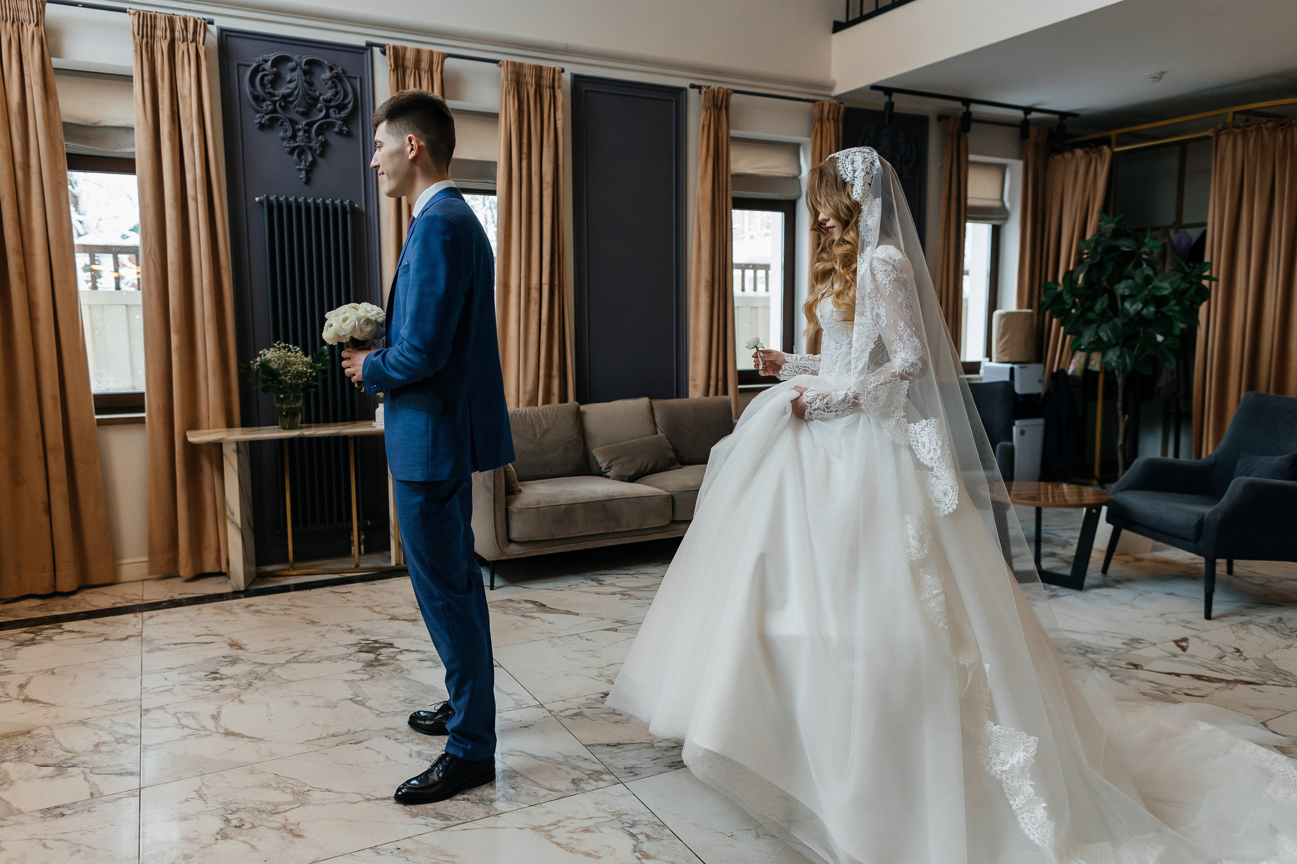 Роскошное утро пары в номере отеля. Олег Сверчков | Свадебный фотограф Вологда