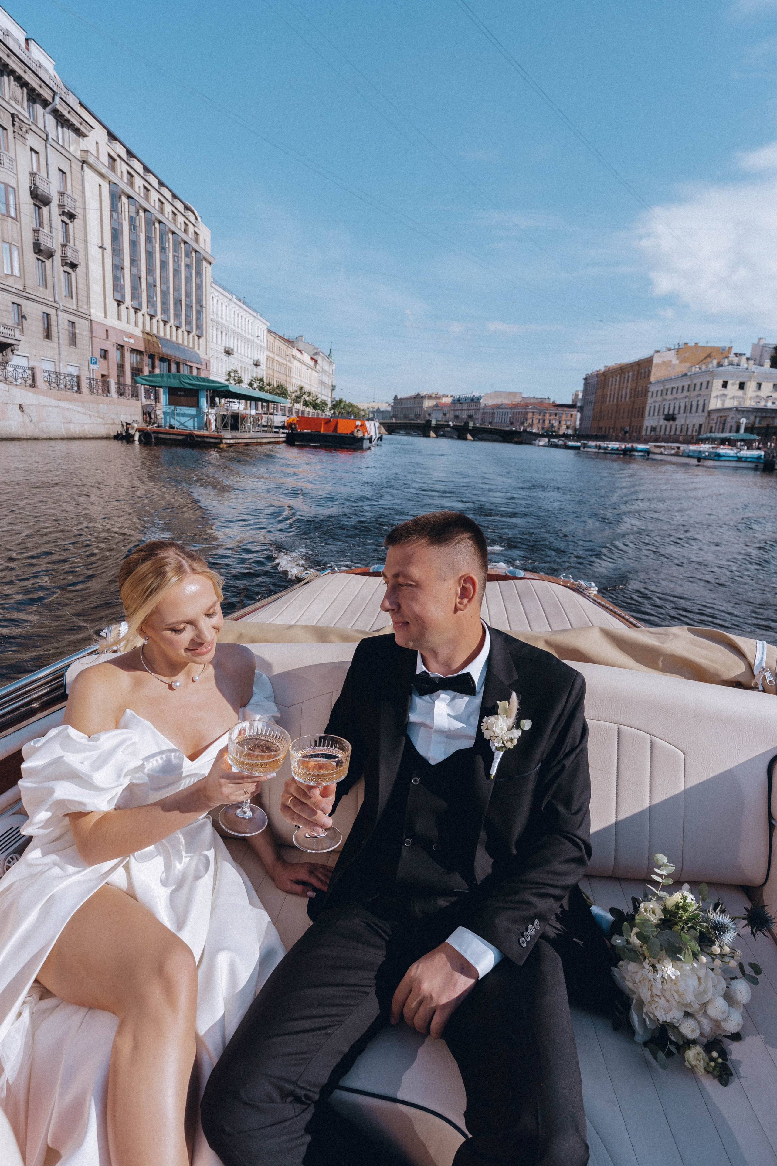 СВАДЕНБНАЯ СЬЕМКА НА КАТЕРЕ ПО КАНАЛАМ САНКТ-ПЕТЕРБУРГА И В АКВАТОРИИ НЕВЫ. Профессиональный фотограф, Санкт-Петербург — Виктория Богомолова