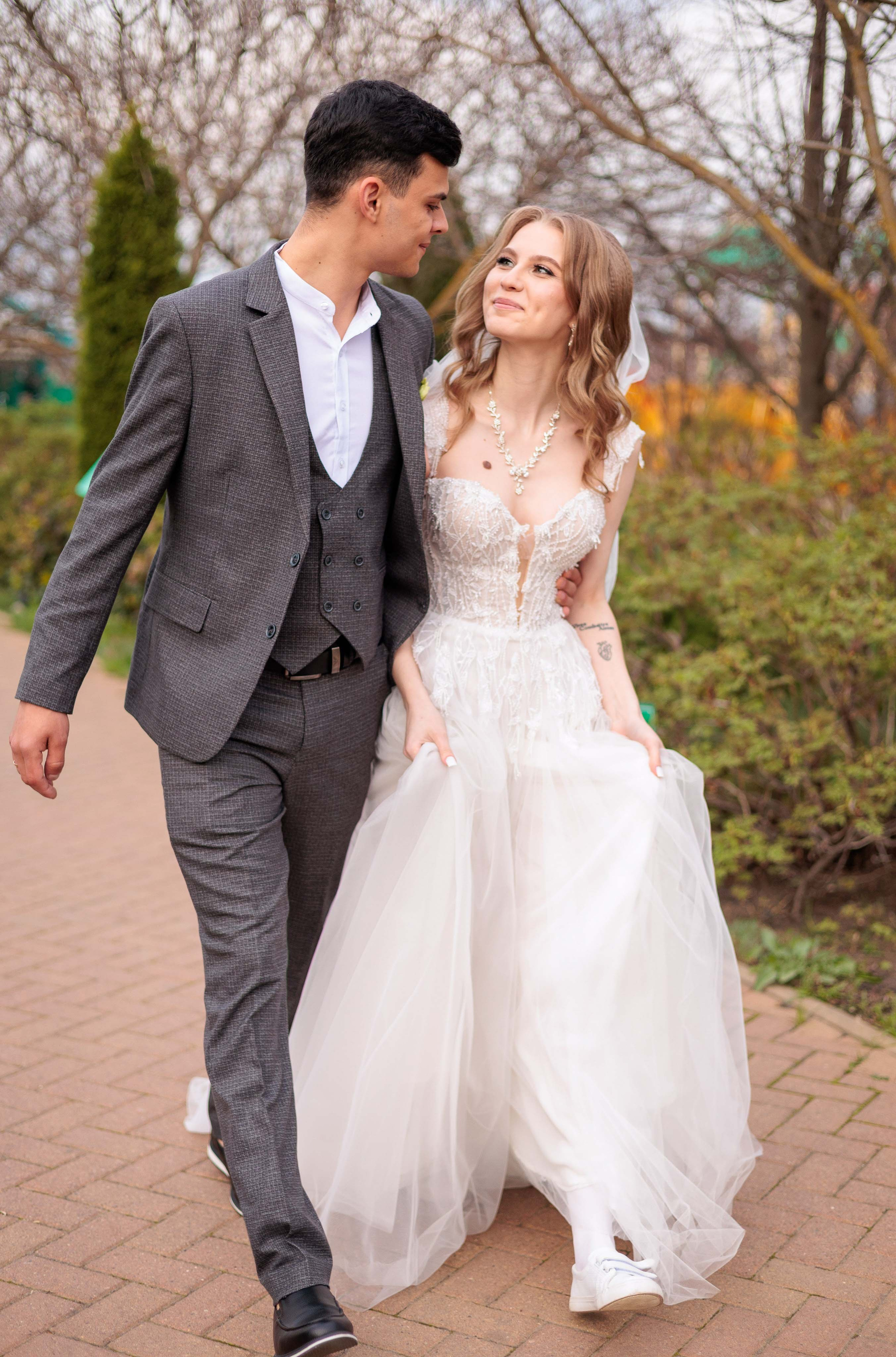 Осенняя свадебная фотосессия в Пятигорске - желтые листья и счастливая пара