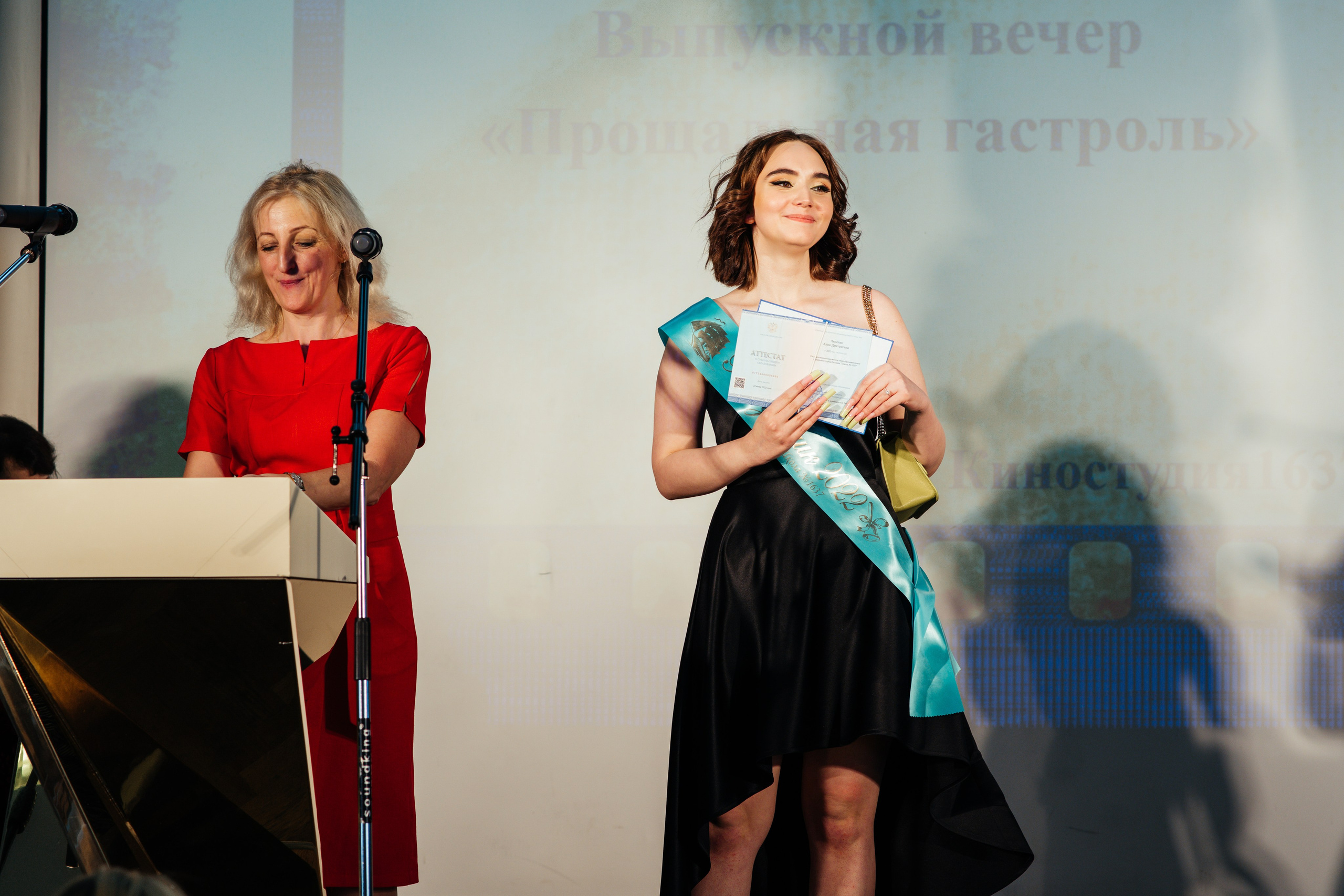 Вручение аттестатов. Выпускные альбомы в Подольске Москве и МО