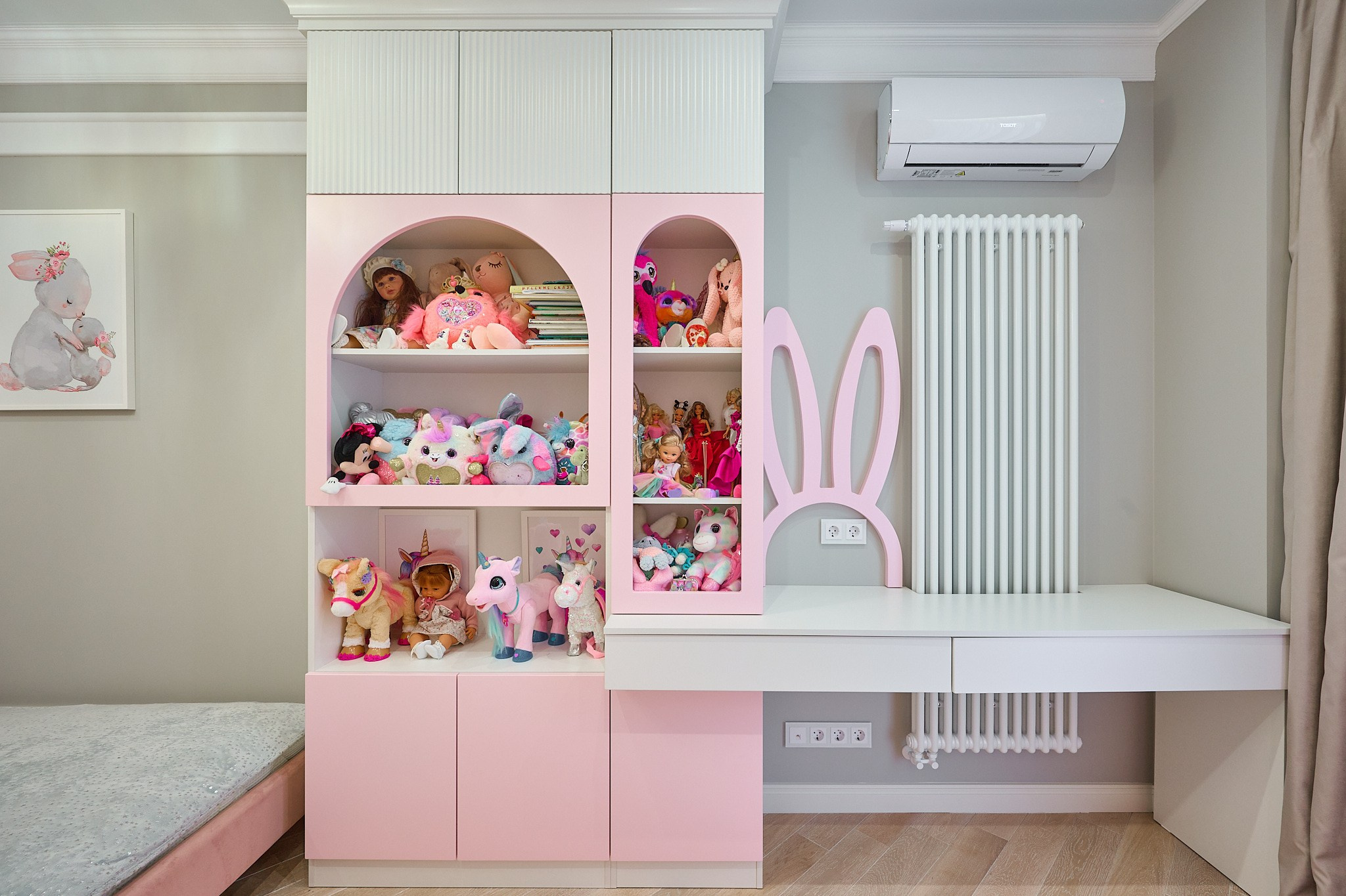 бело розовый шкаф и белым столом 