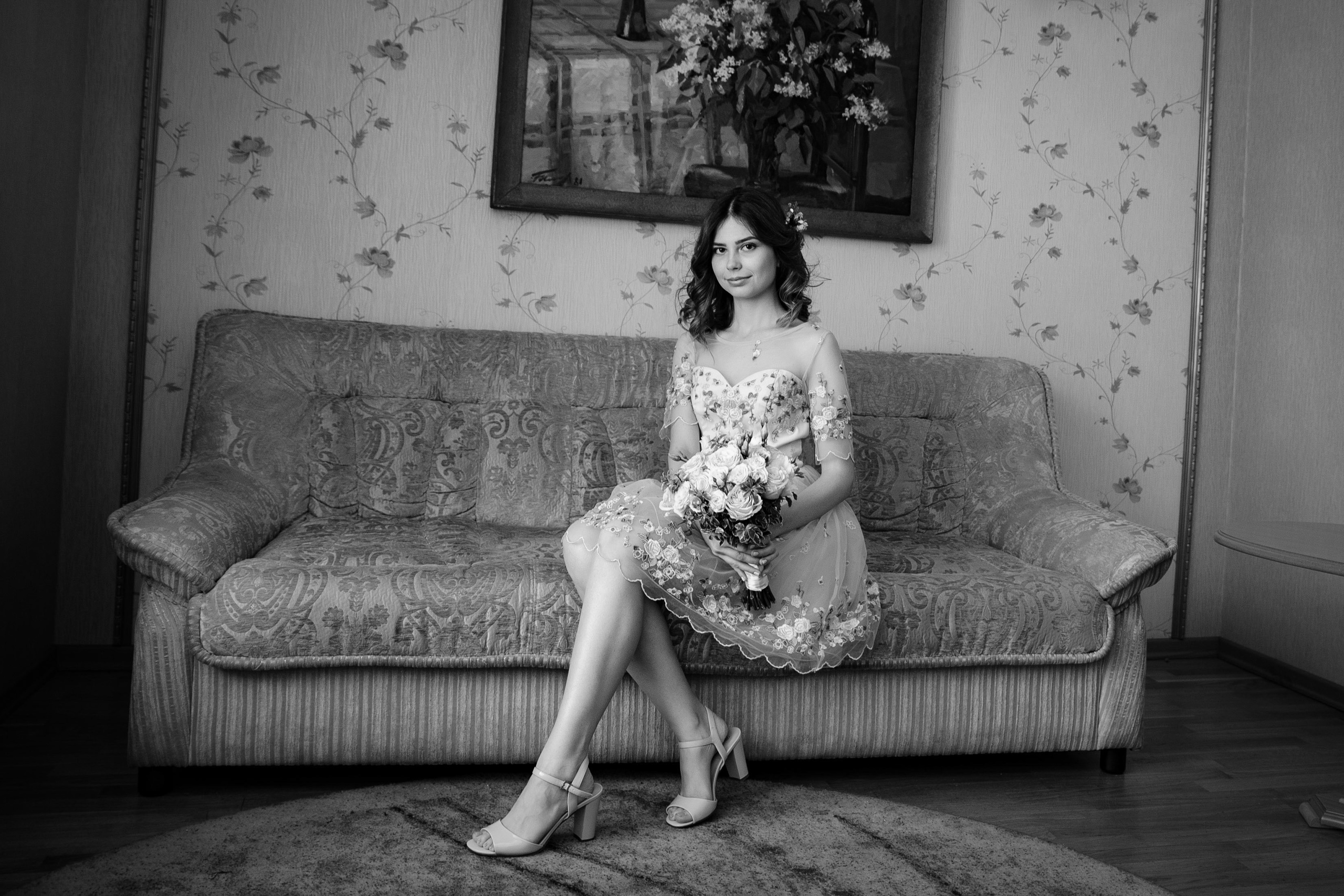 Фотосессия для жениха и невесты на свадьбе в загсе в черно-белом стиле в СПб.